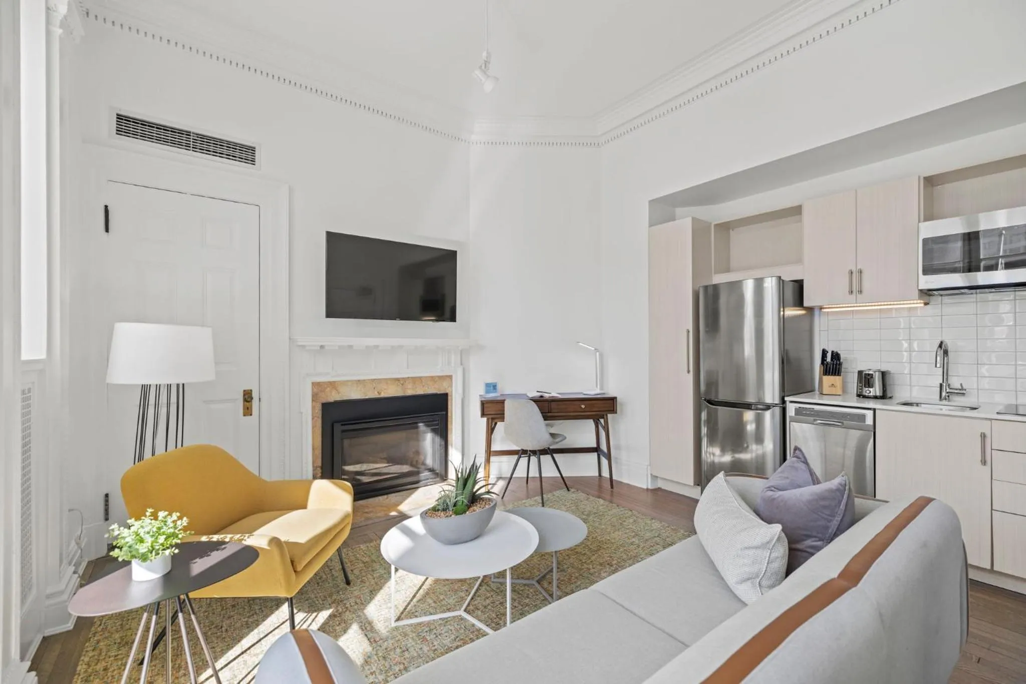 Kitchen or kitchenette in Placemakr Dupont Circle