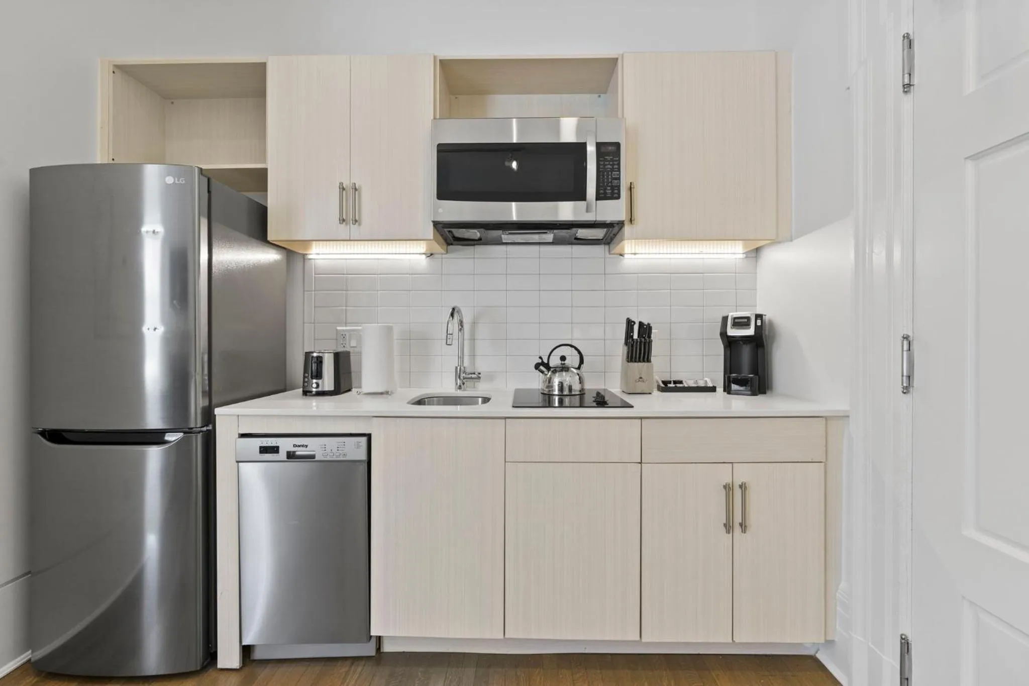 Kitchen or kitchenette in Placemakr Dupont Circle