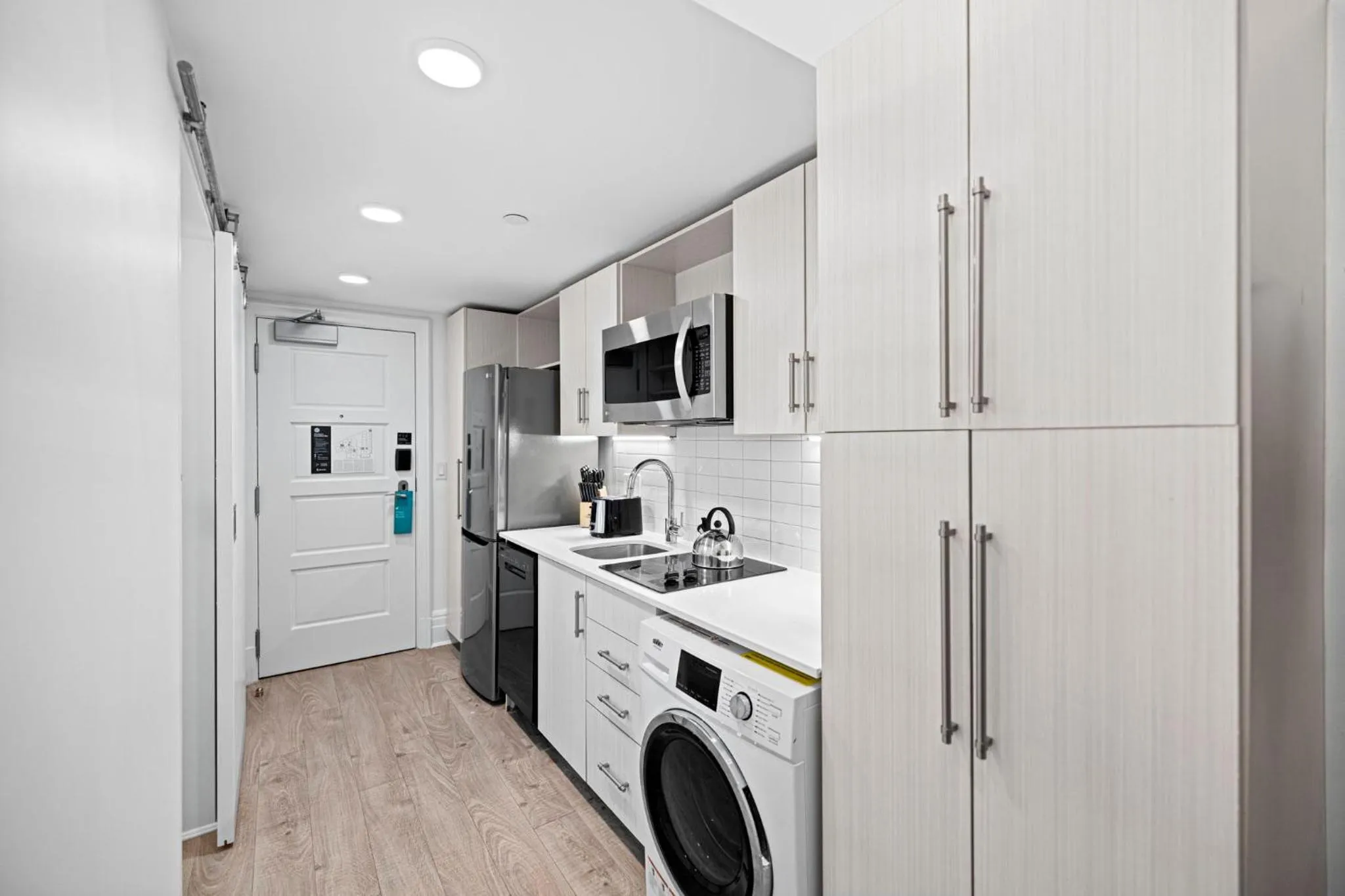 Kitchen or kitchenette in Placemakr Dupont Circle
