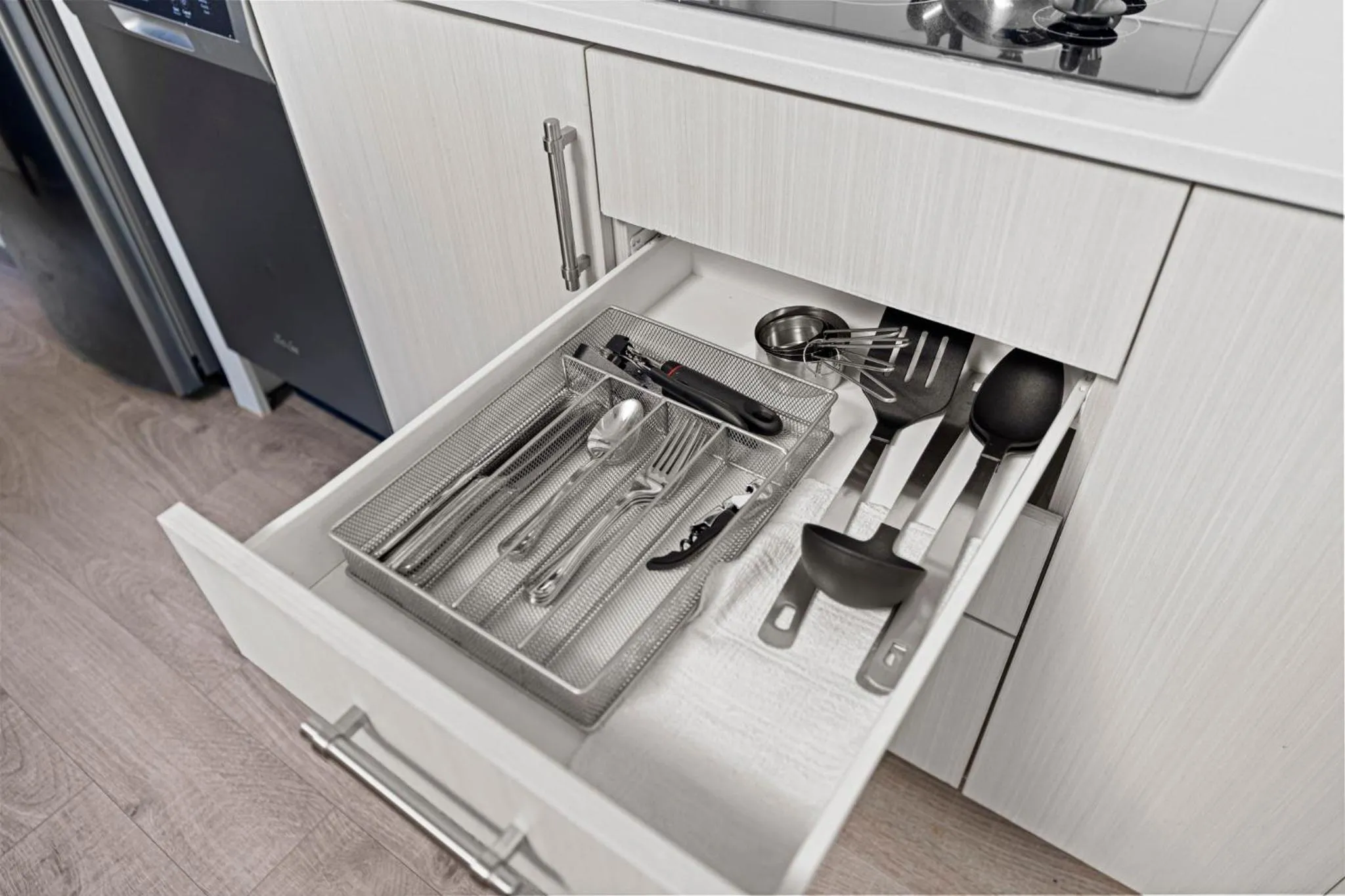 Kitchen or kitchenette in Placemakr Dupont Circle