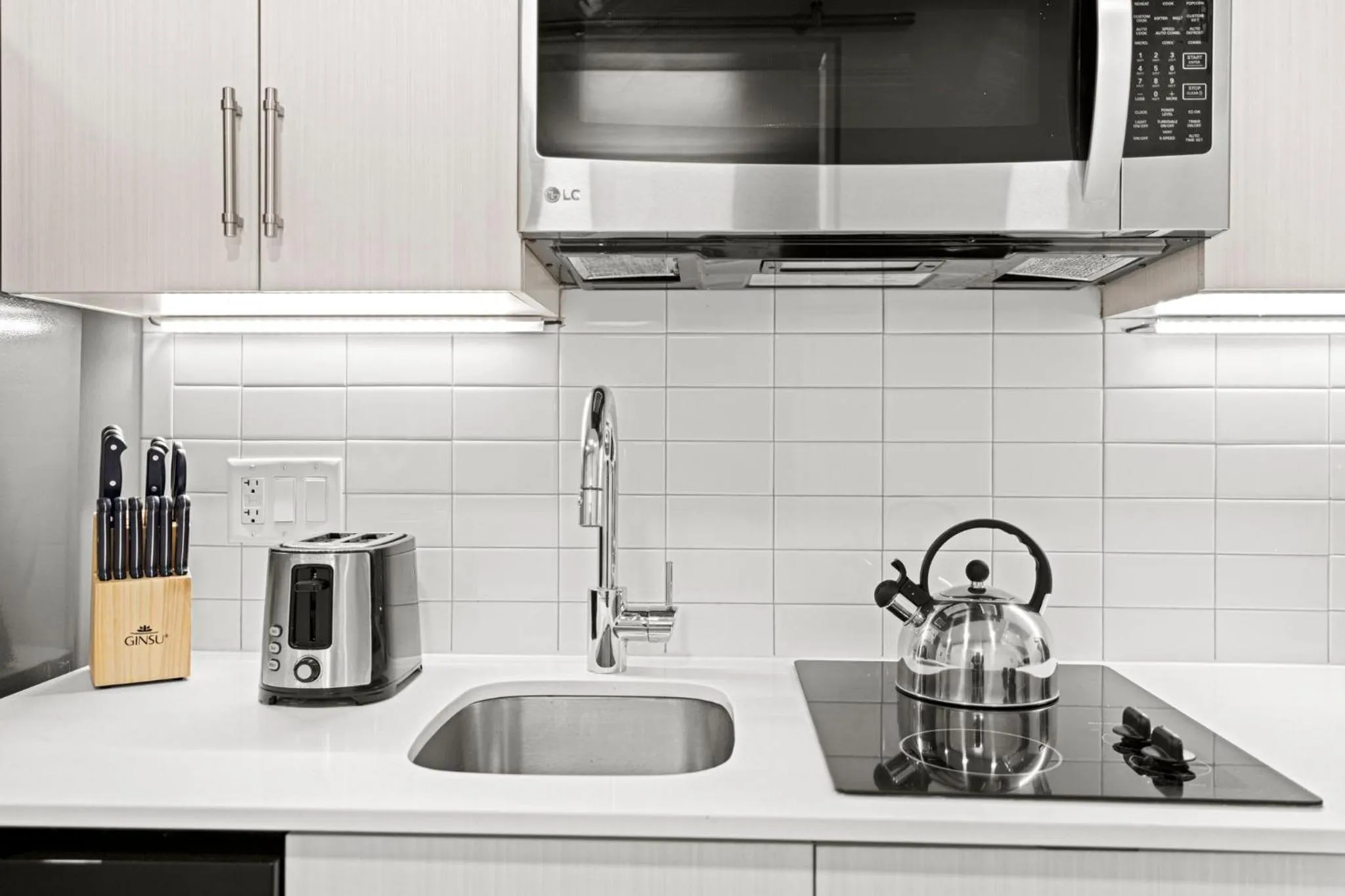 Kitchen or kitchenette in Placemakr Dupont Circle