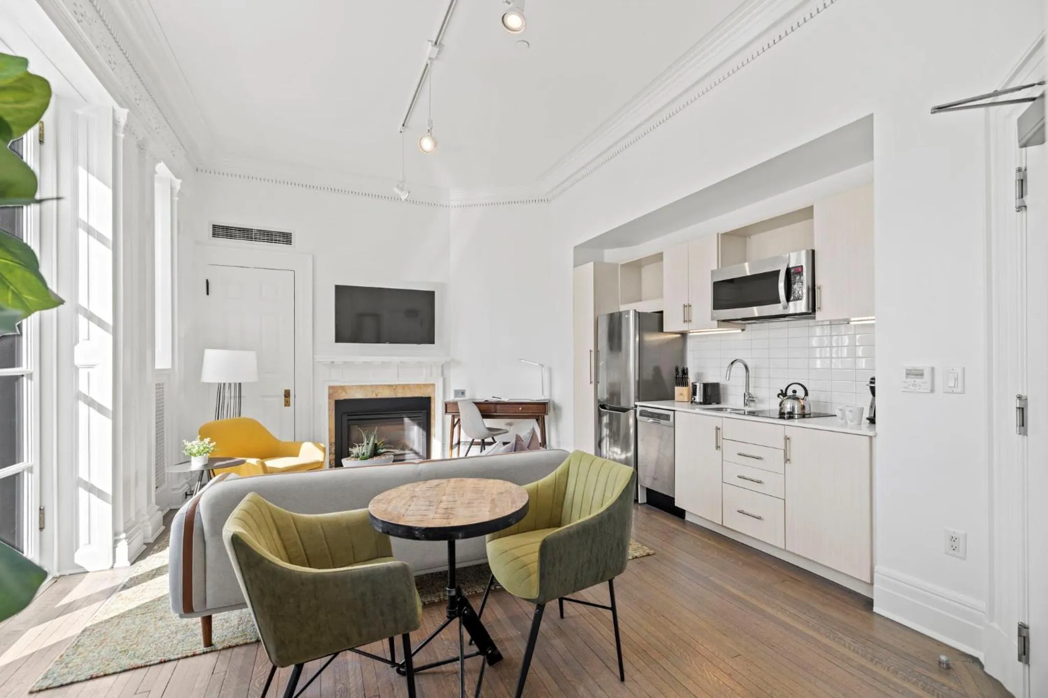 Kitchen or kitchenette in Placemakr Dupont Circle