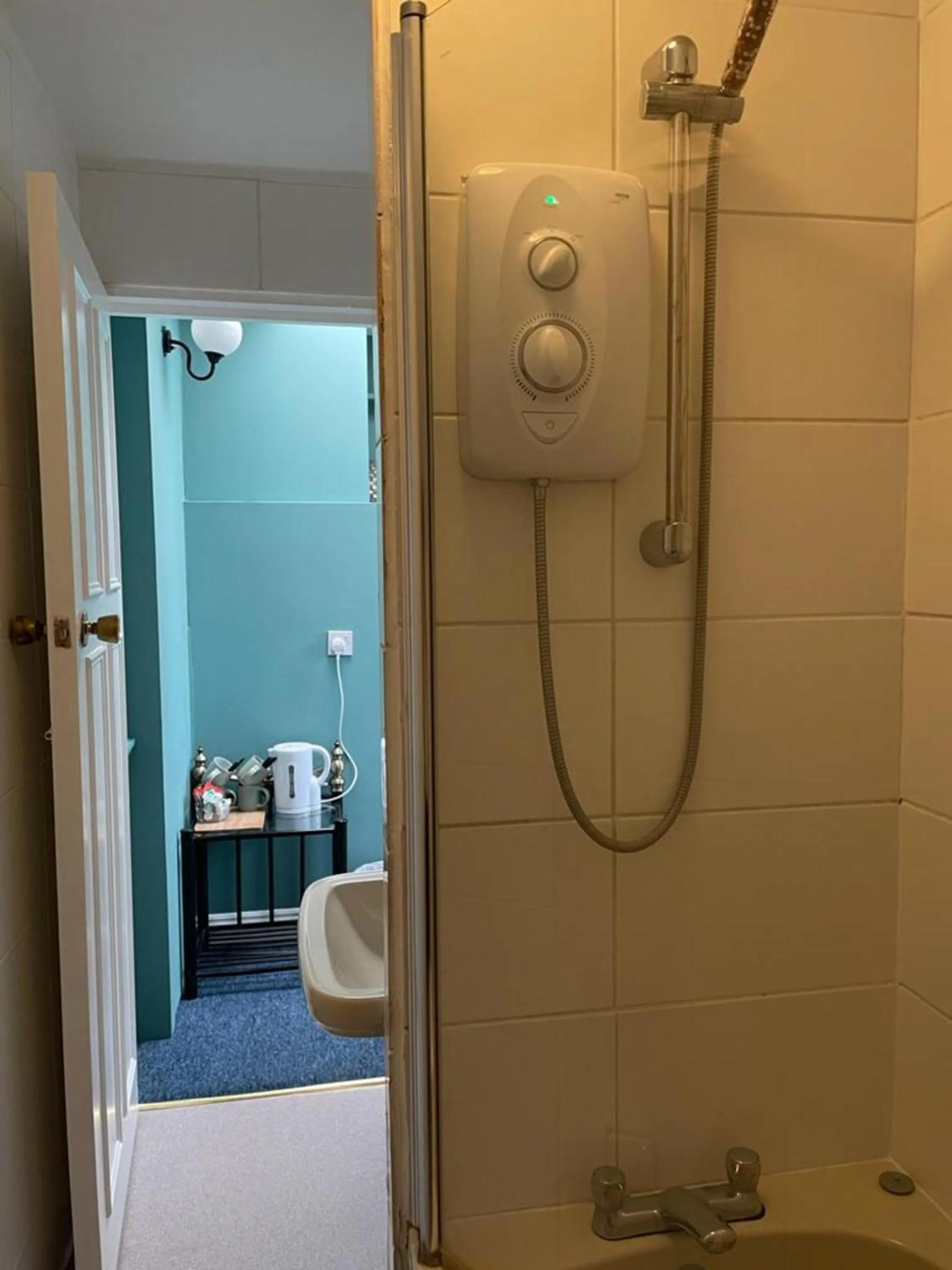 Bathroom in OYO No 3