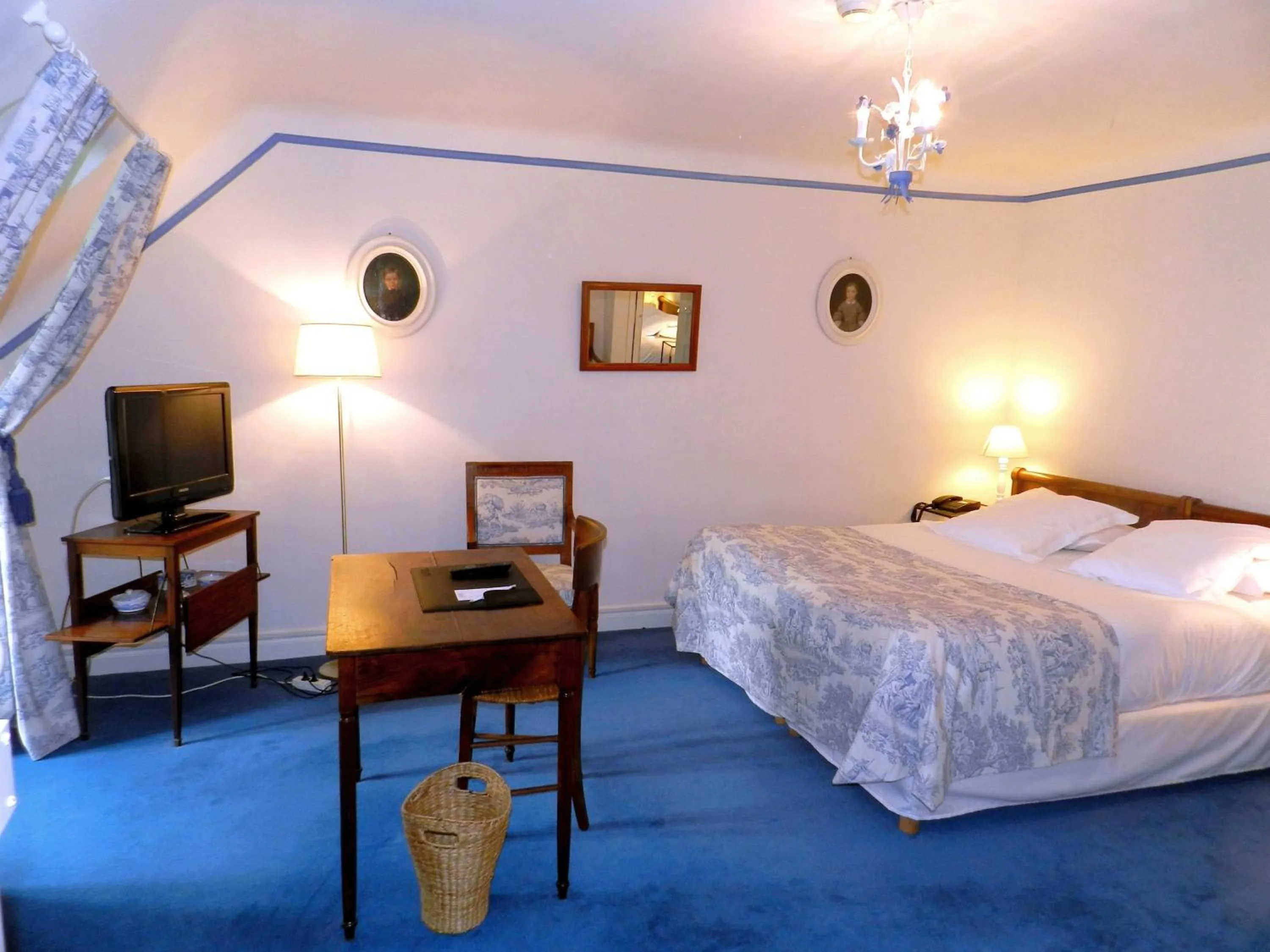 Photo of the whole room, Bed in Château d'Urtubie
