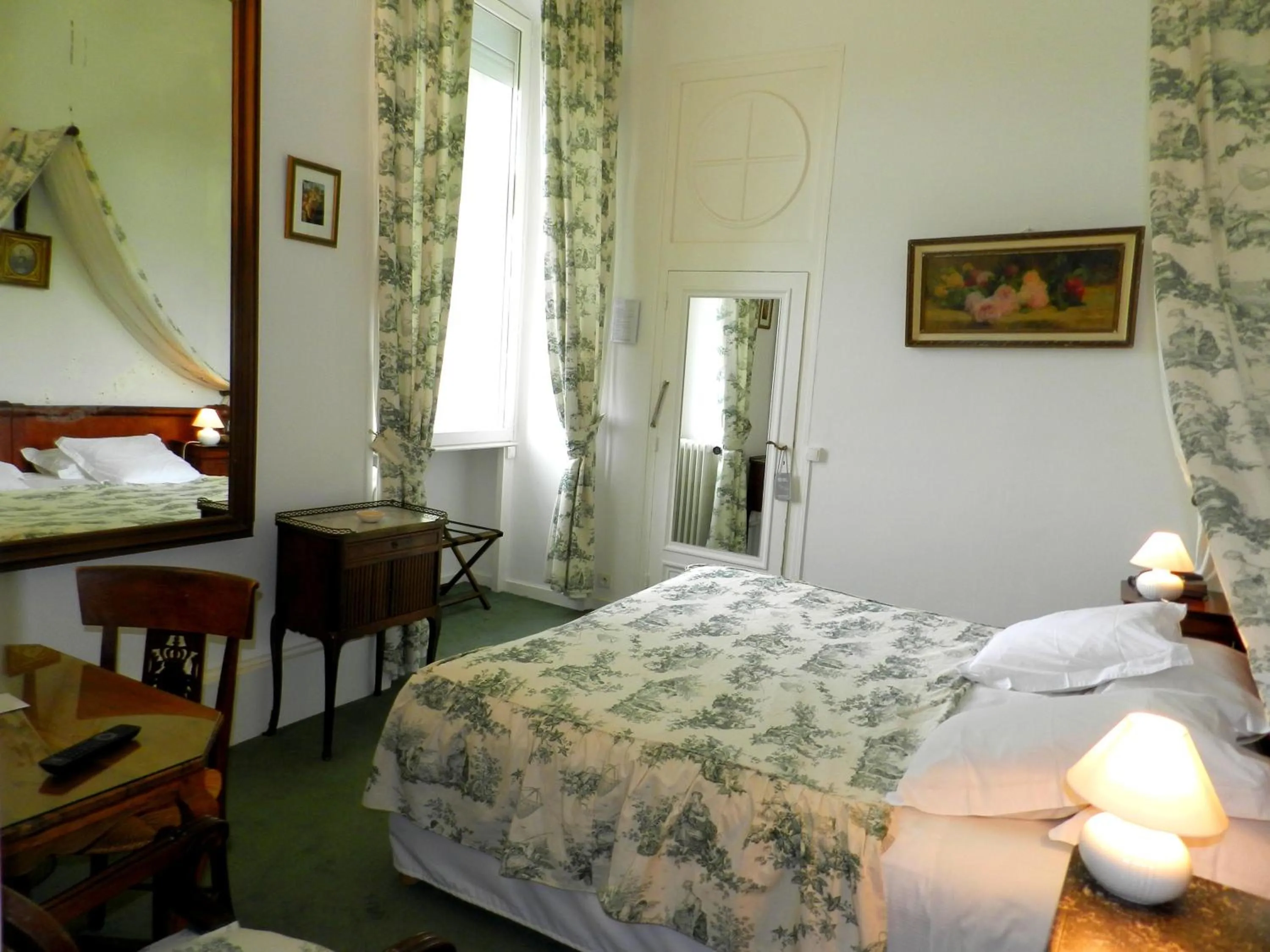 Photo of the whole room, Bed in Château d'Urtubie