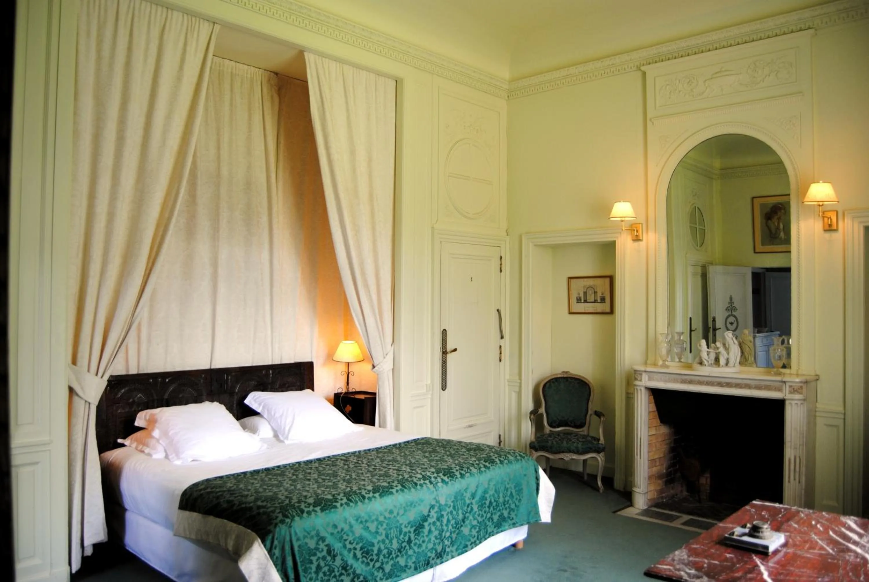 Photo of the whole room, Bed in Château d'Urtubie