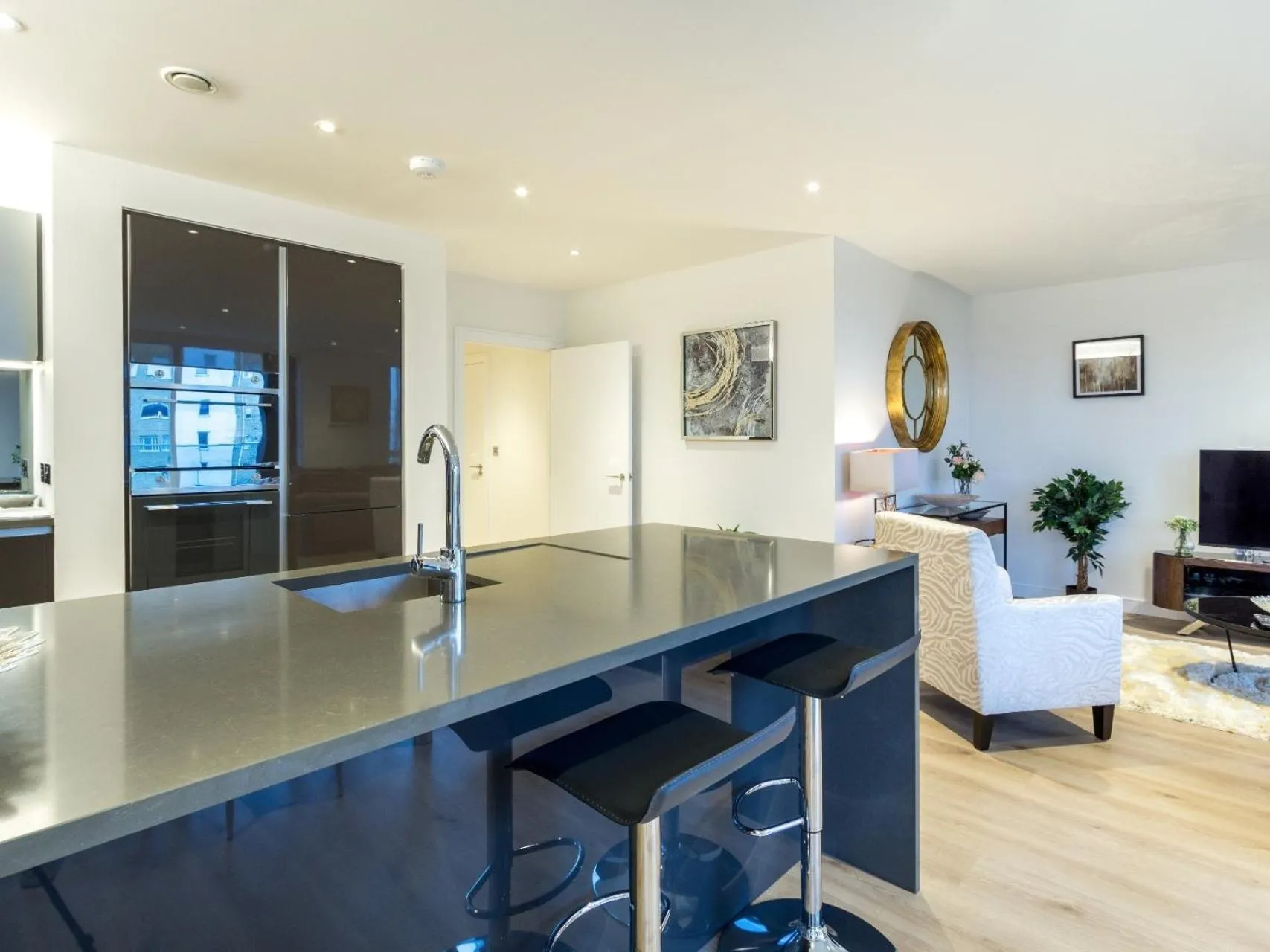 Dining area in 2 Bed Property Close to Heathrow Airport