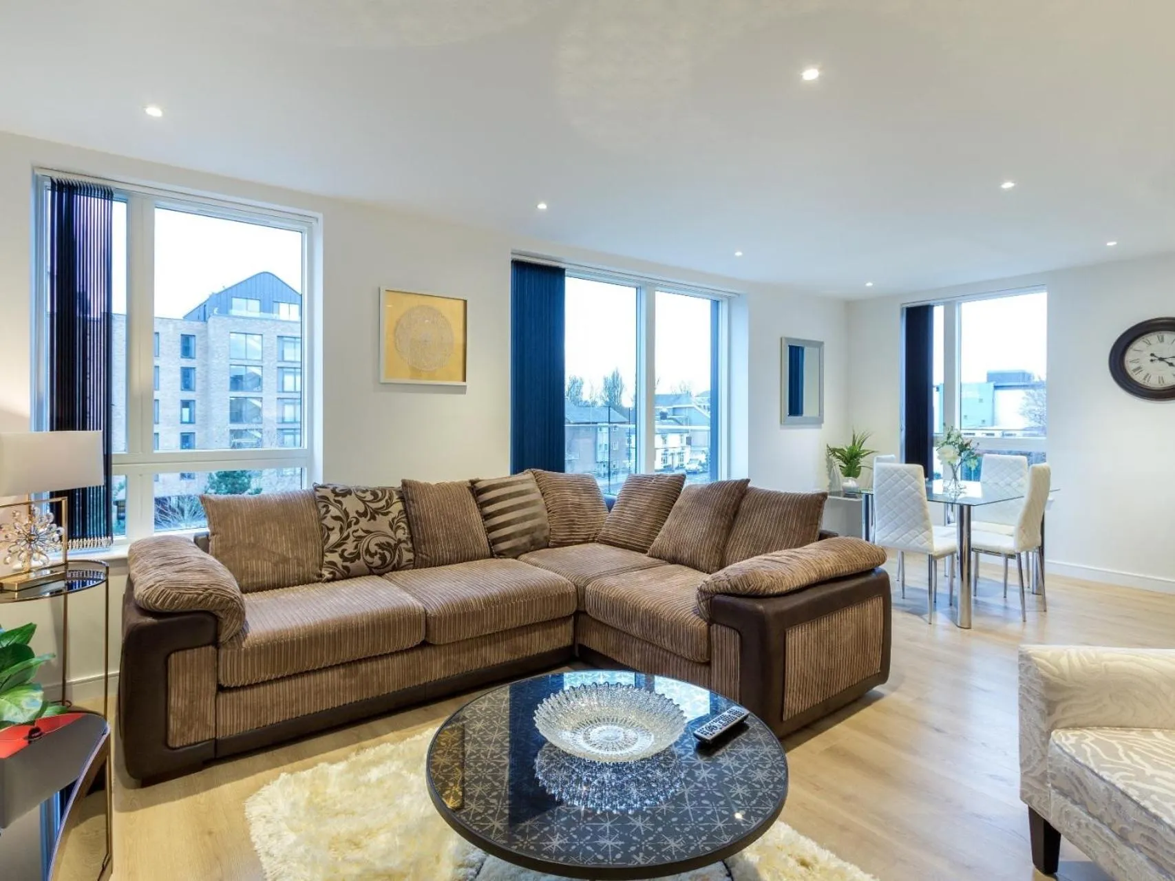 Living room in 2 Bed Property Close to Heathrow Airport