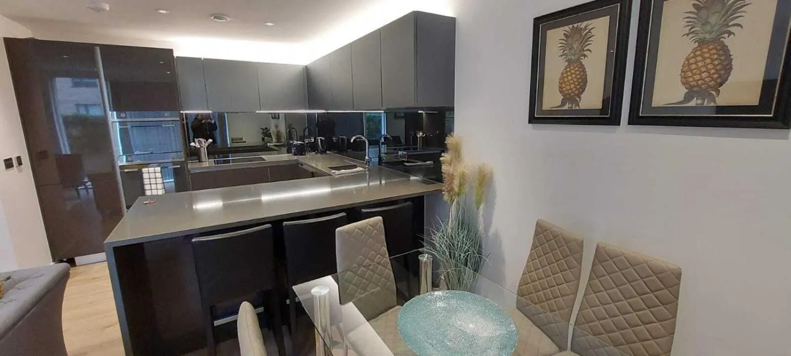 Kitchen or kitchenette in 2 Bed Property Close to Heathrow Airport