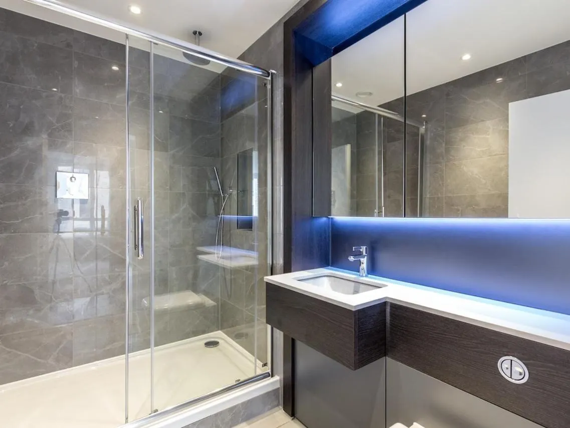 Bathroom in 2 Bed Property Close to Heathrow Airport