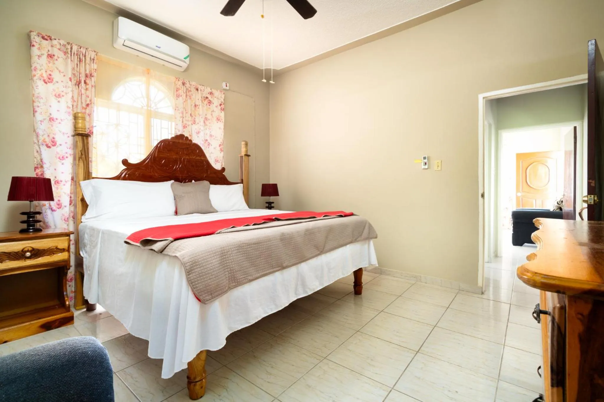 Bed in Cozy Locale - Gold