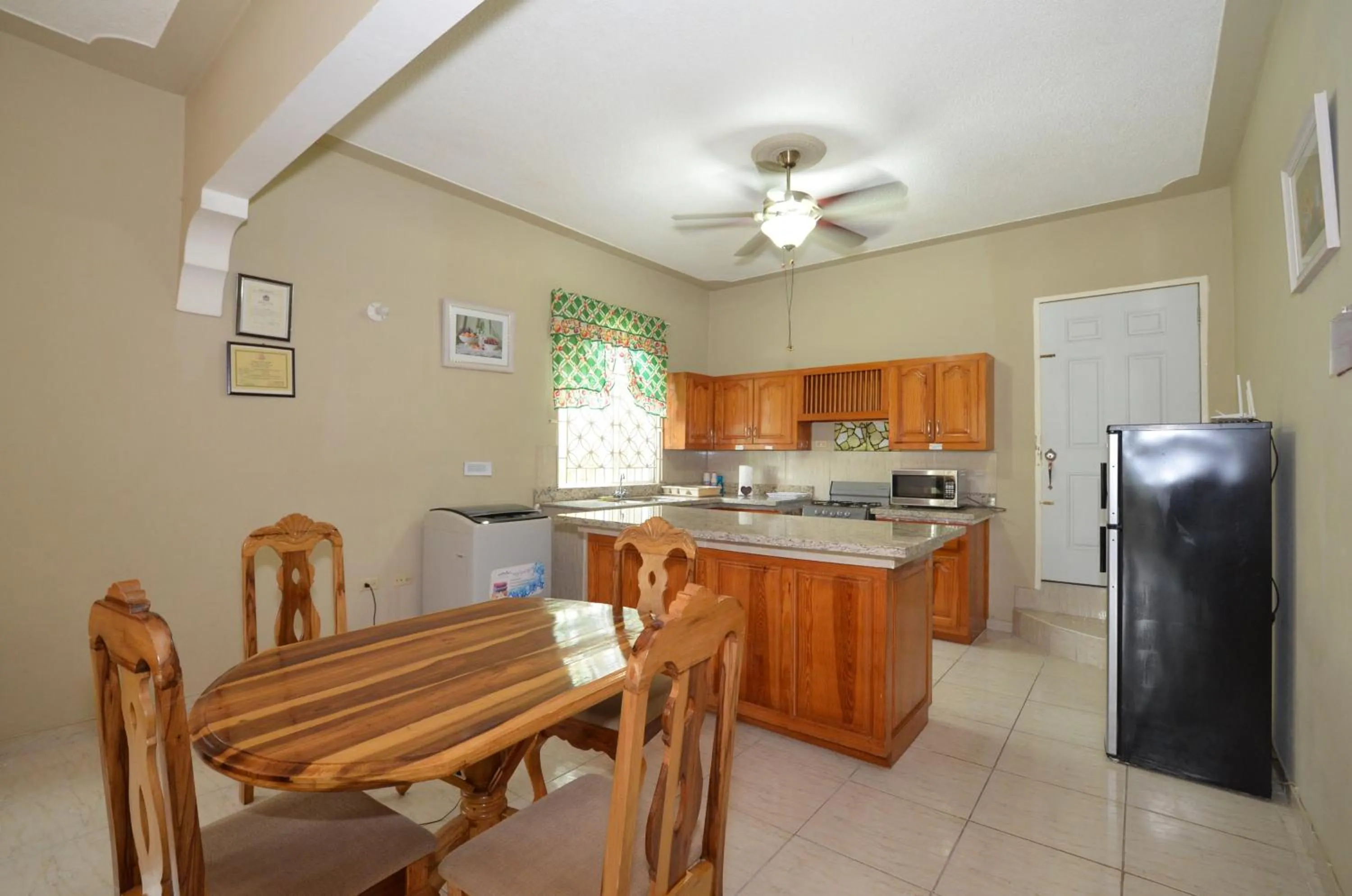 Kitchen or kitchenette in Cozy Locale - Gold