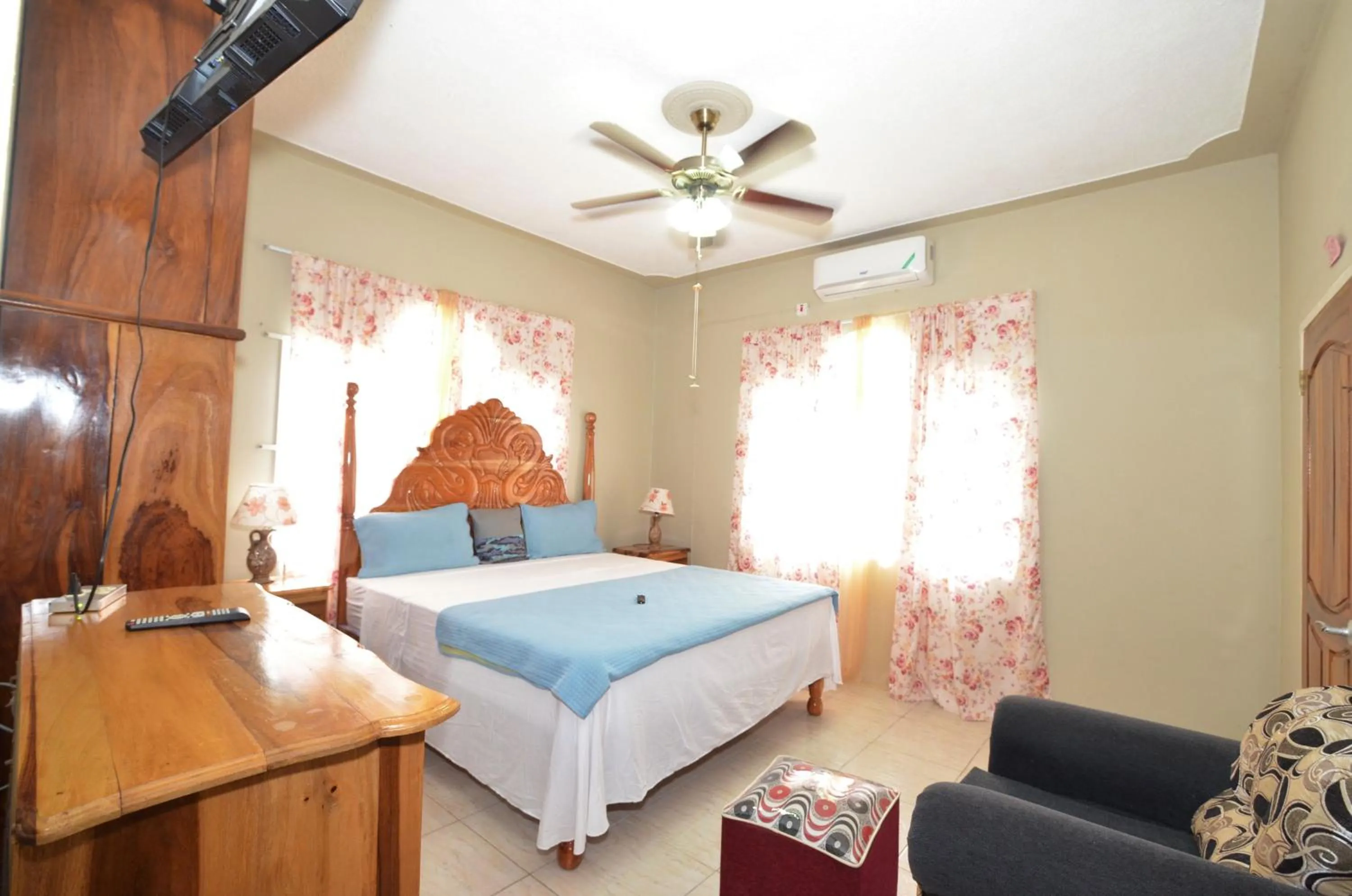 Bed in Cozy Locale - Gold