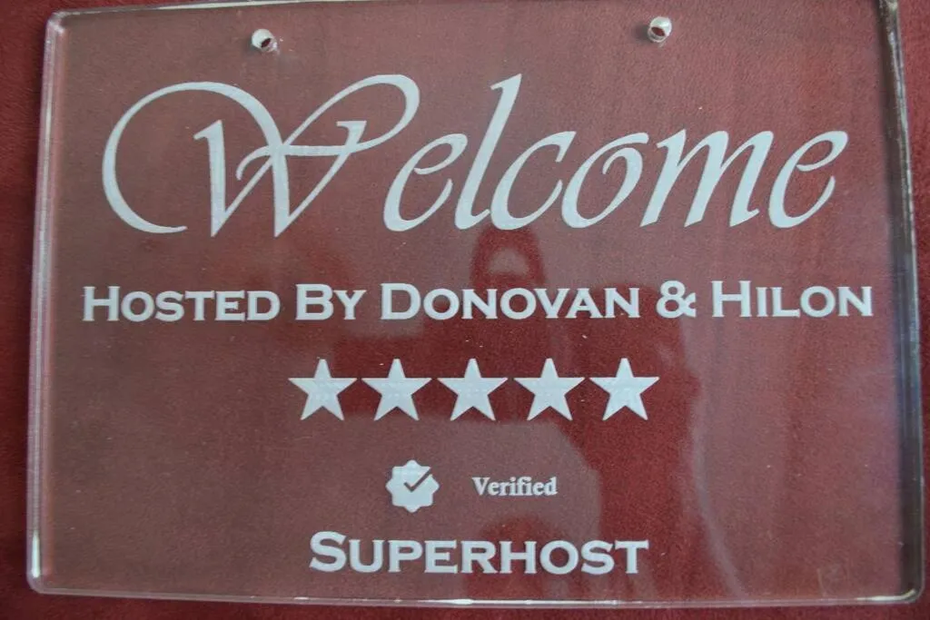 Text overlay in Cozy Locale - Gold