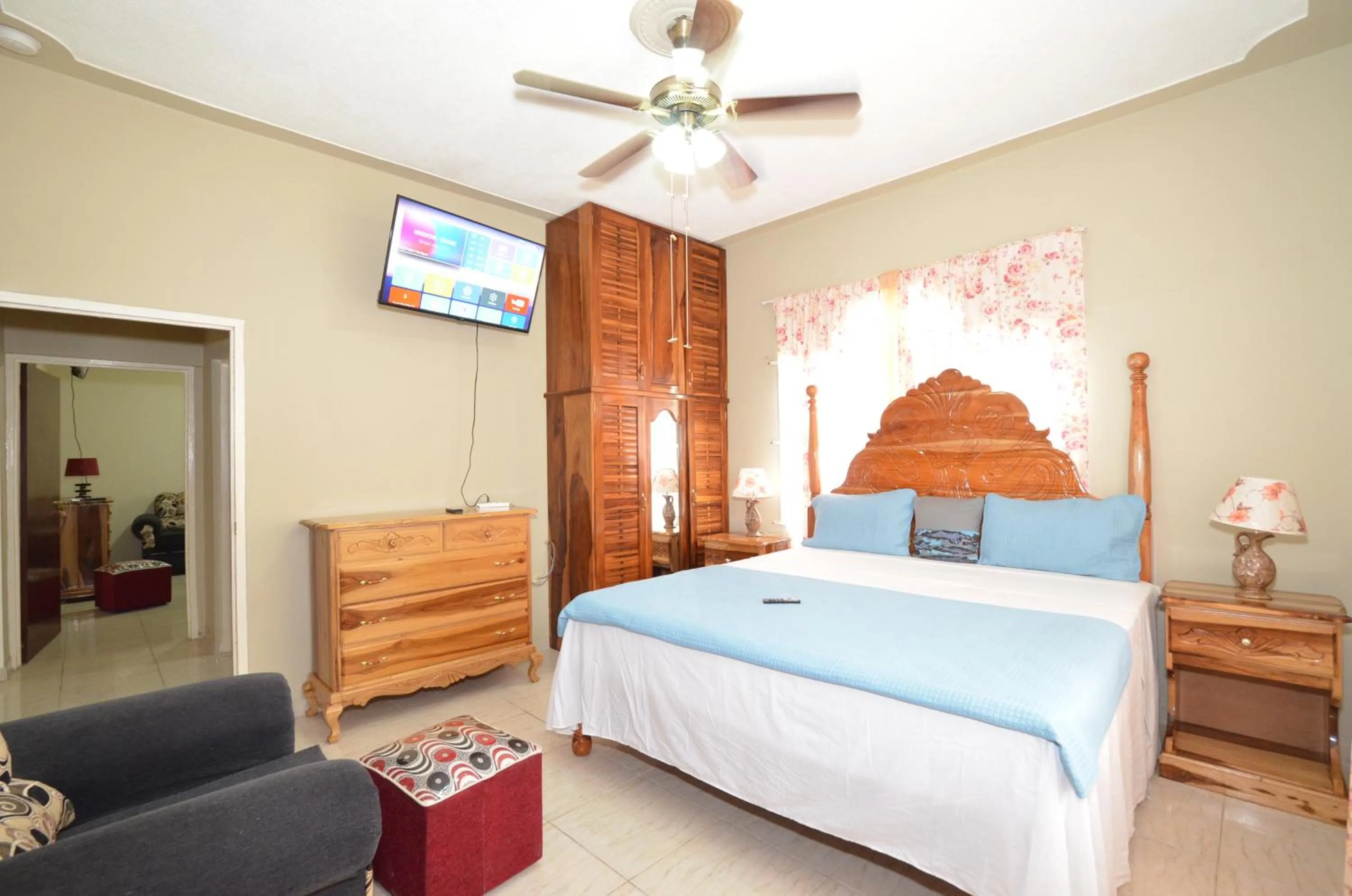 Bed in Cozy Locale - Gold