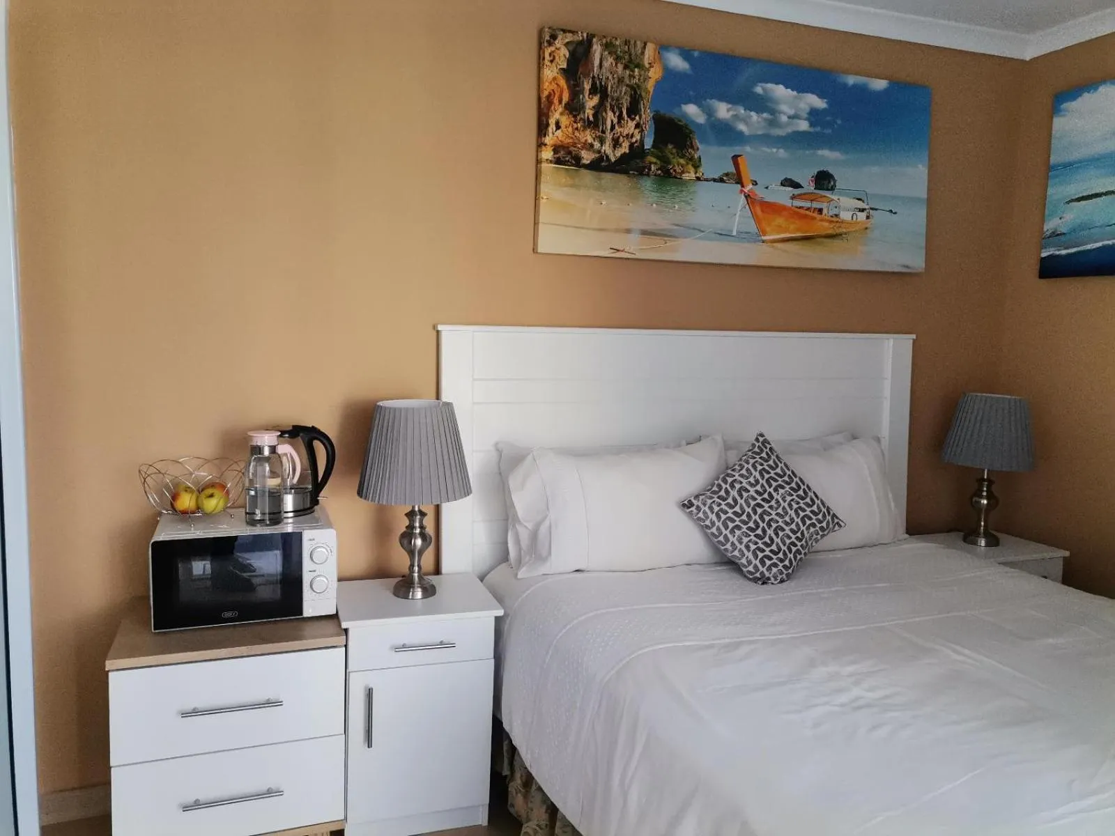 Bed in Onyx on Sycamore