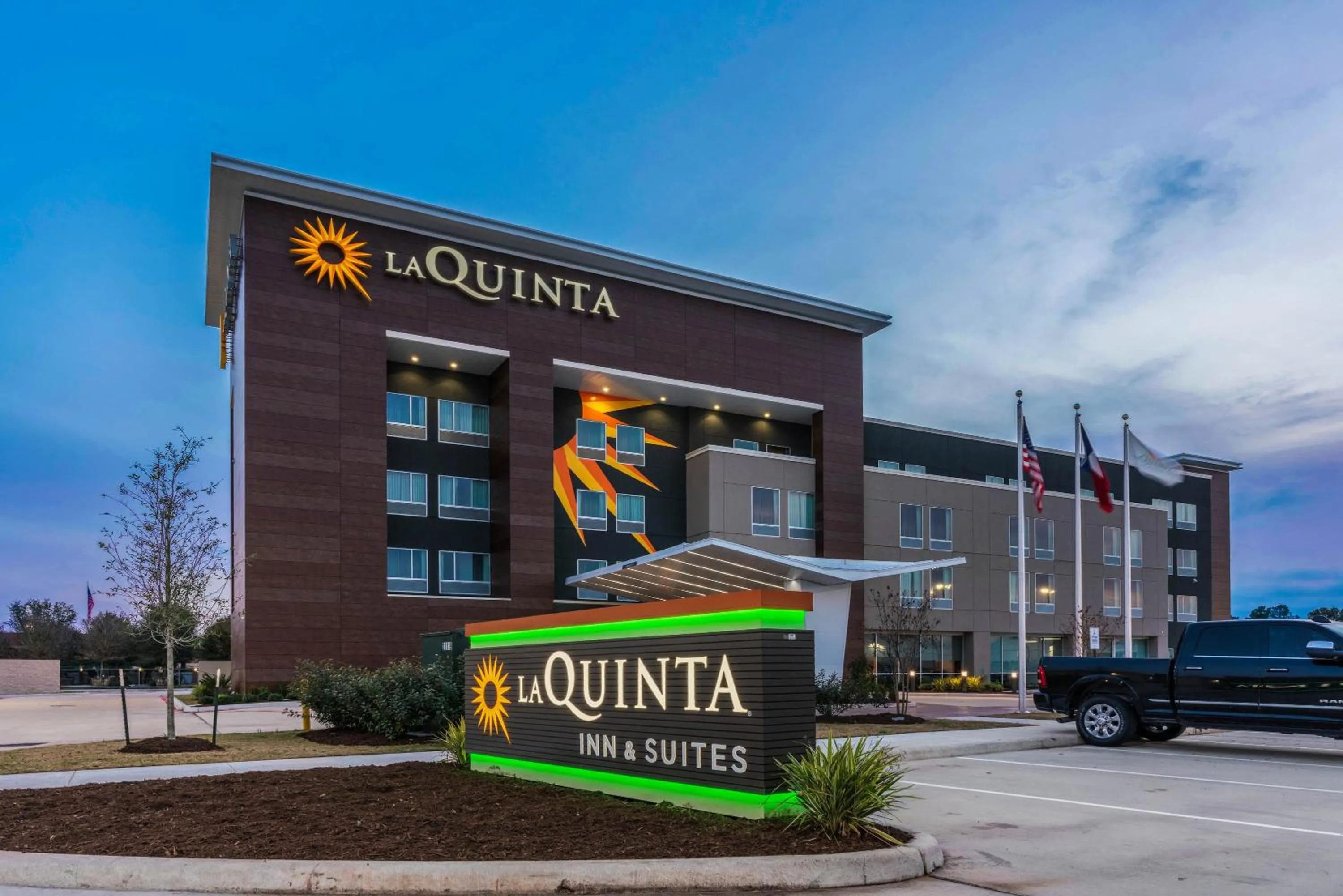 Property building in La Quinta Inn and Suites by Wyndham Houston Spring South