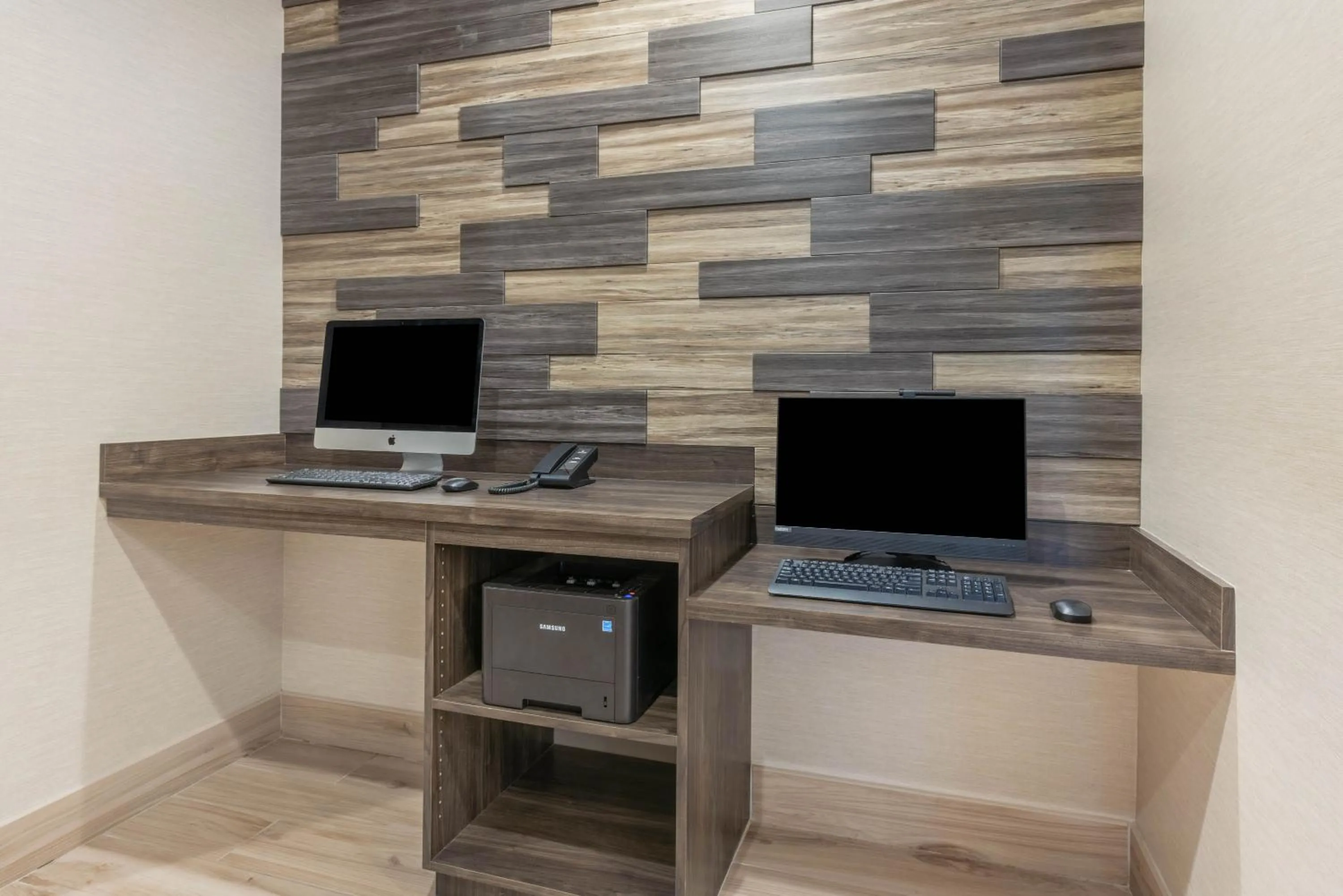 Business facilities in La Quinta Inn and Suites by Wyndham Houston Spring South