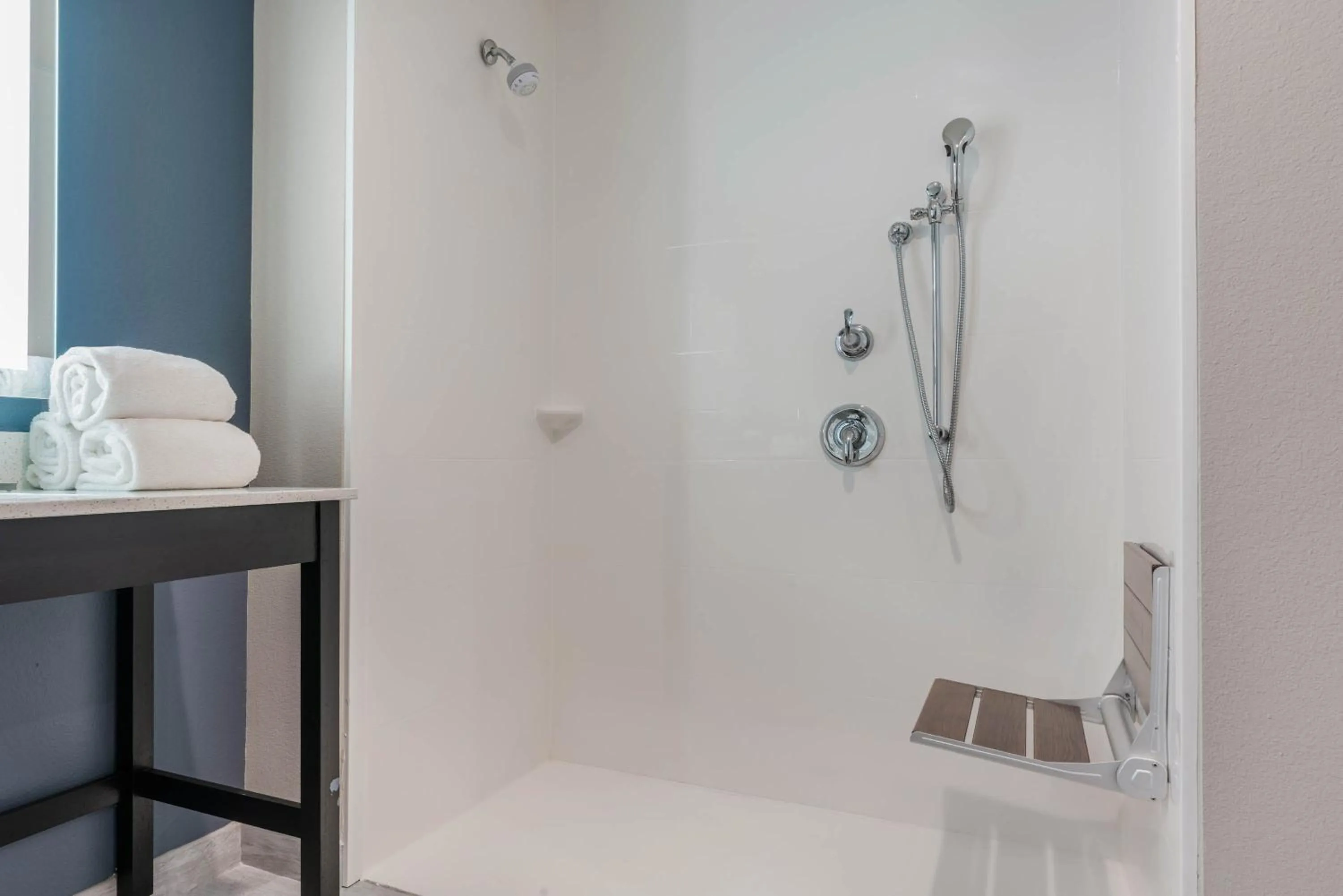 Bathroom in La Quinta Inn and Suites by Wyndham Houston Spring South