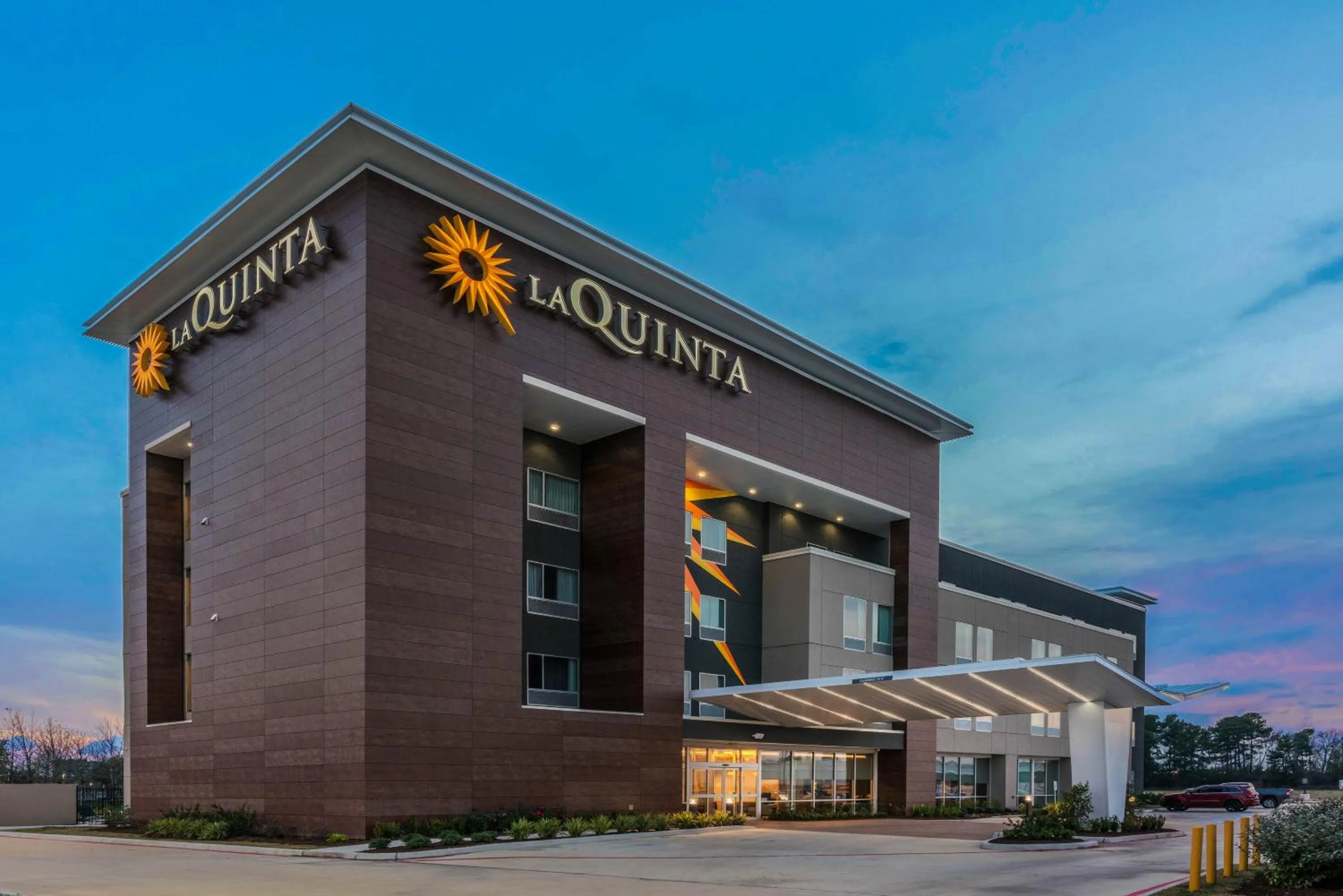 Property building in La Quinta Inn and Suites by Wyndham Houston Spring South