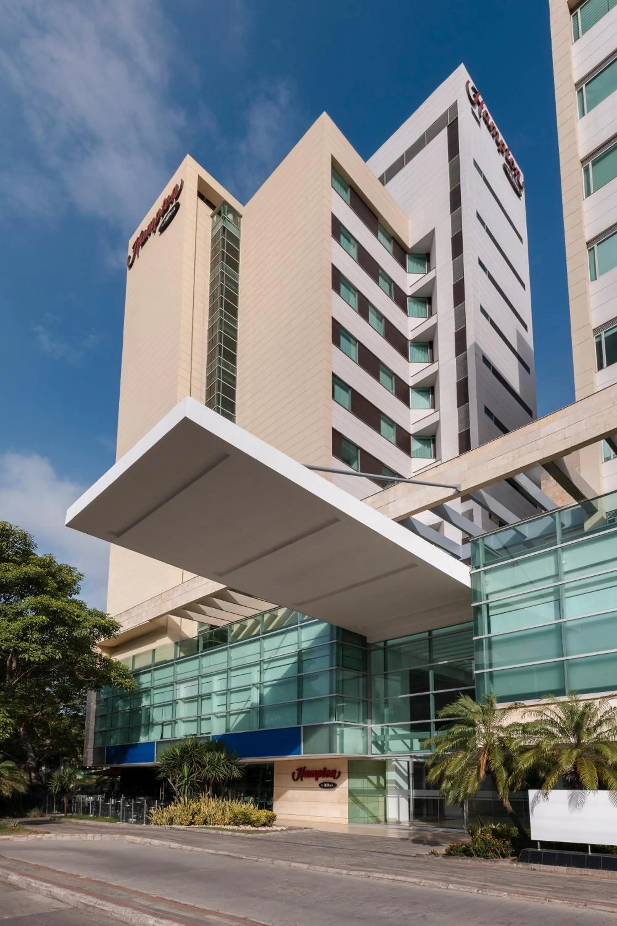 Facade/entrance in Hampton by Hilton Barranquilla