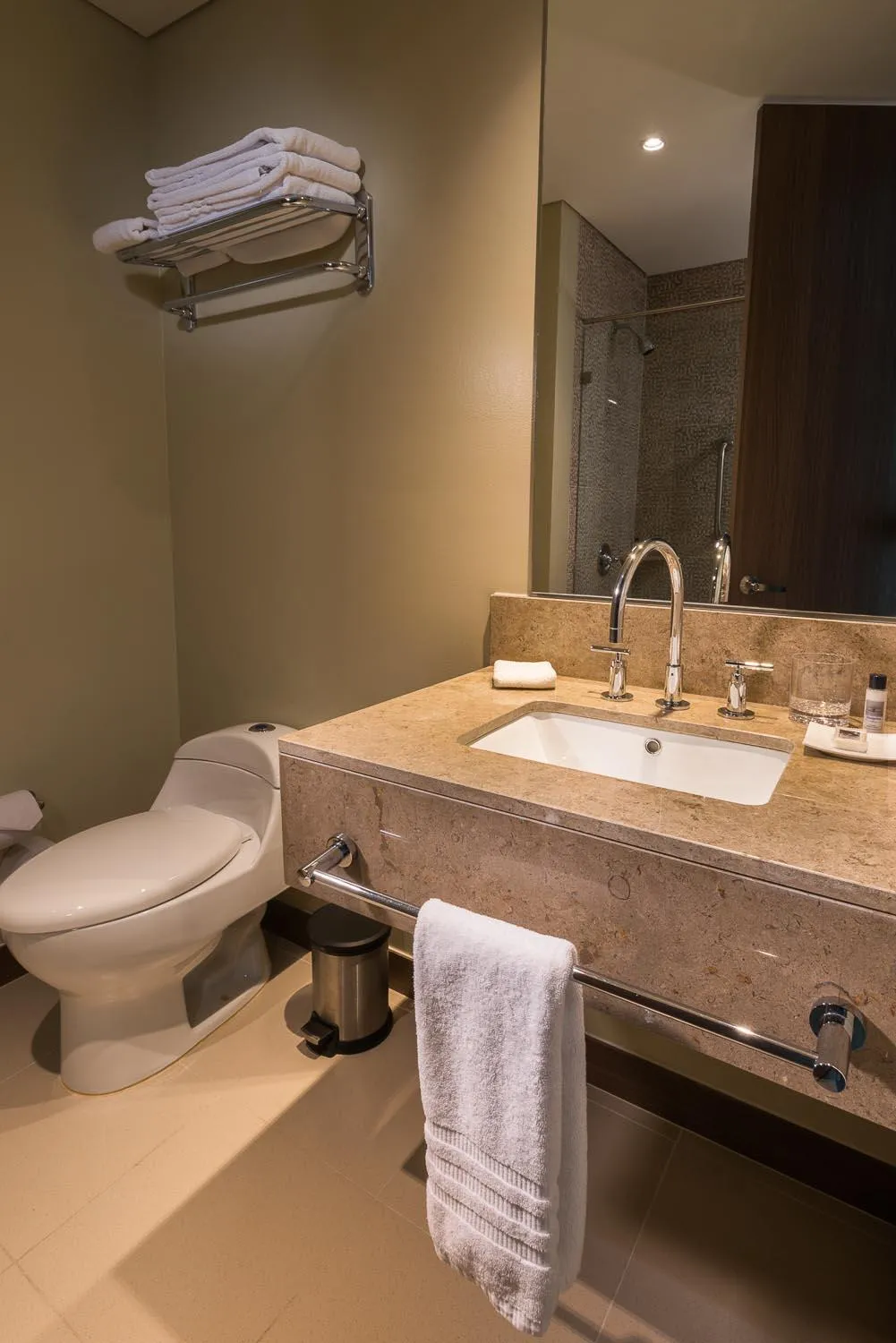 Bathroom in Hampton by Hilton Barranquilla