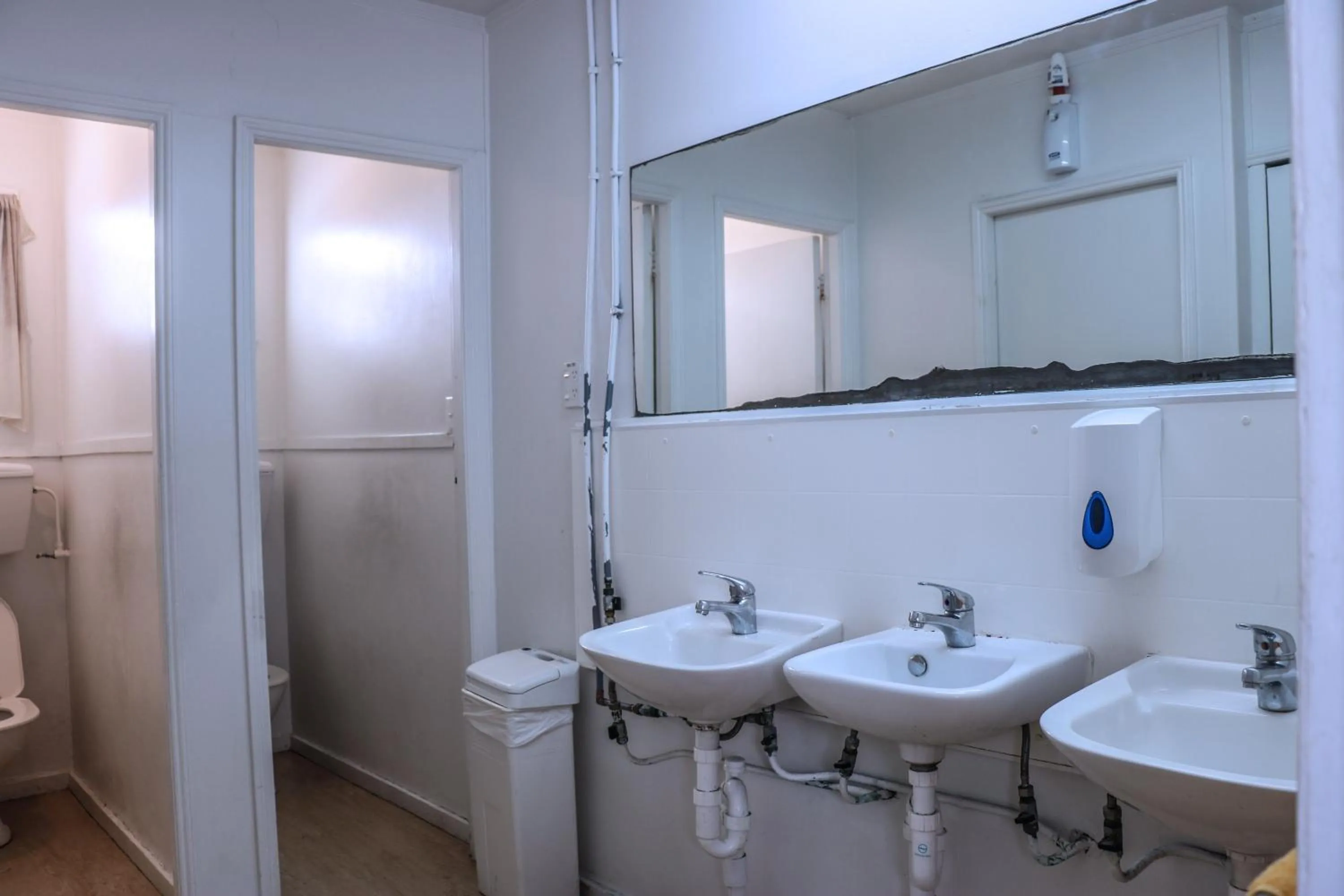 Shower, Bathroom in Lantana Lodge
