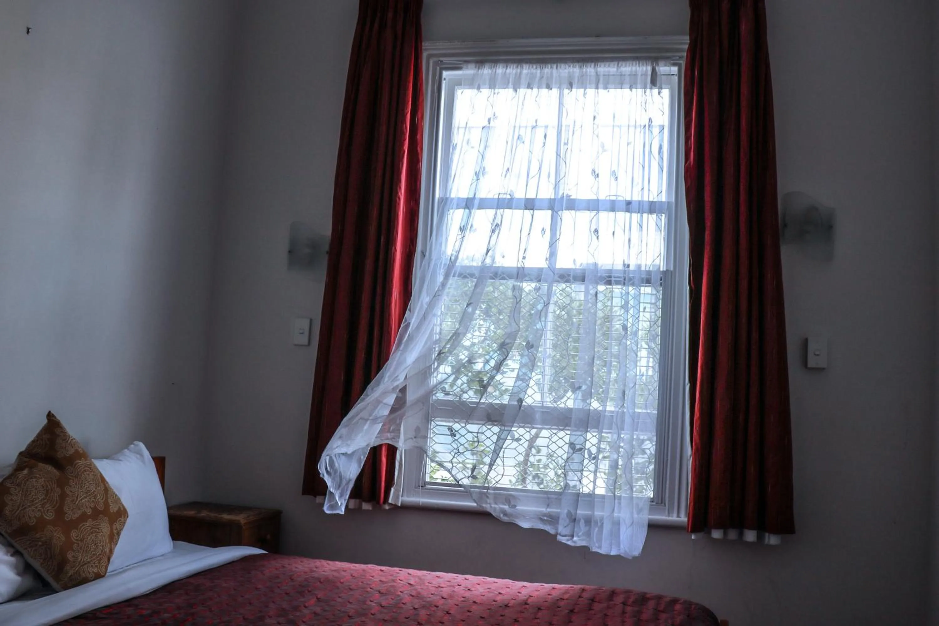 Bed, TV/Entertainment Center in Lantana Lodge