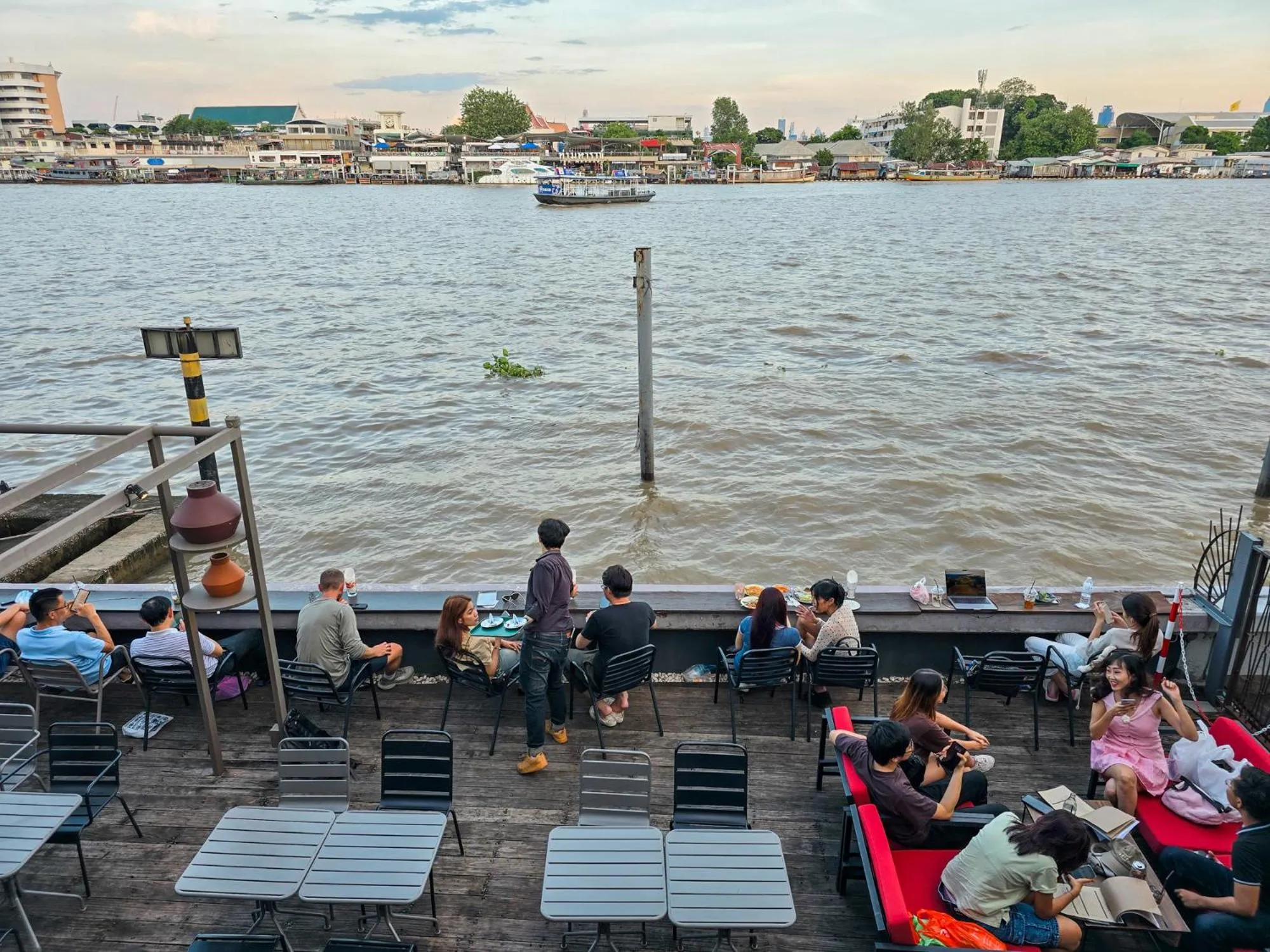Restaurant/places to eat in Baan Wanglang Riverside, Bangkok