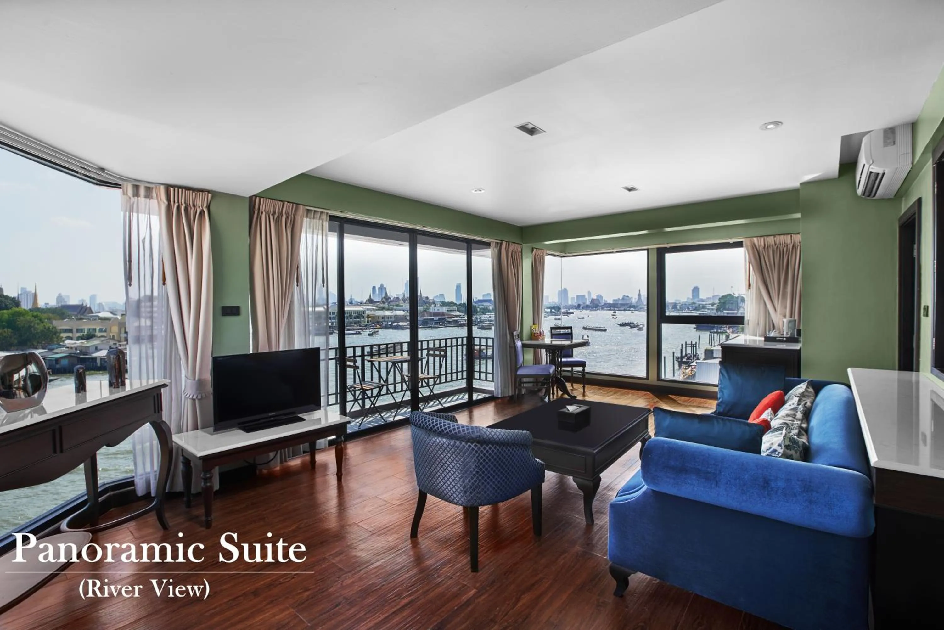 Living room in Baan Wanglang Riverside, Bangkok