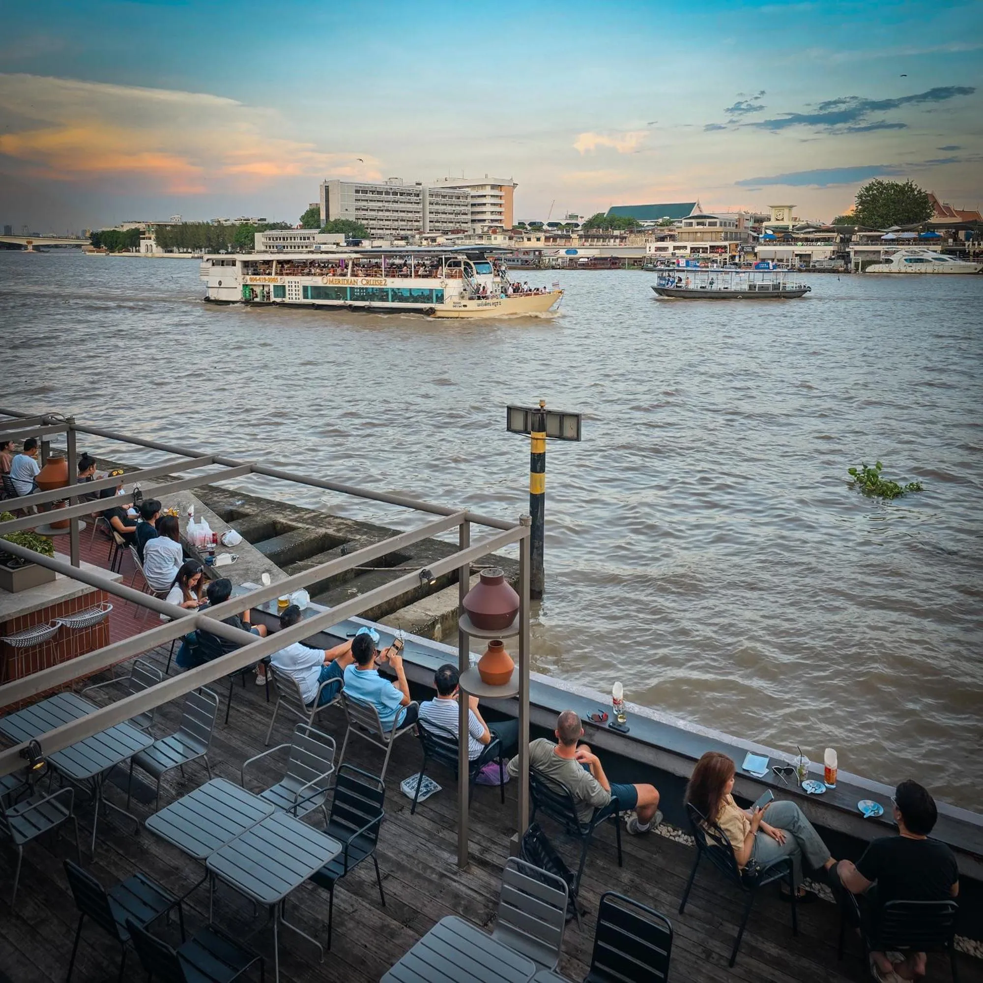 Restaurant/places to eat in Baan Wanglang Riverside, Bangkok