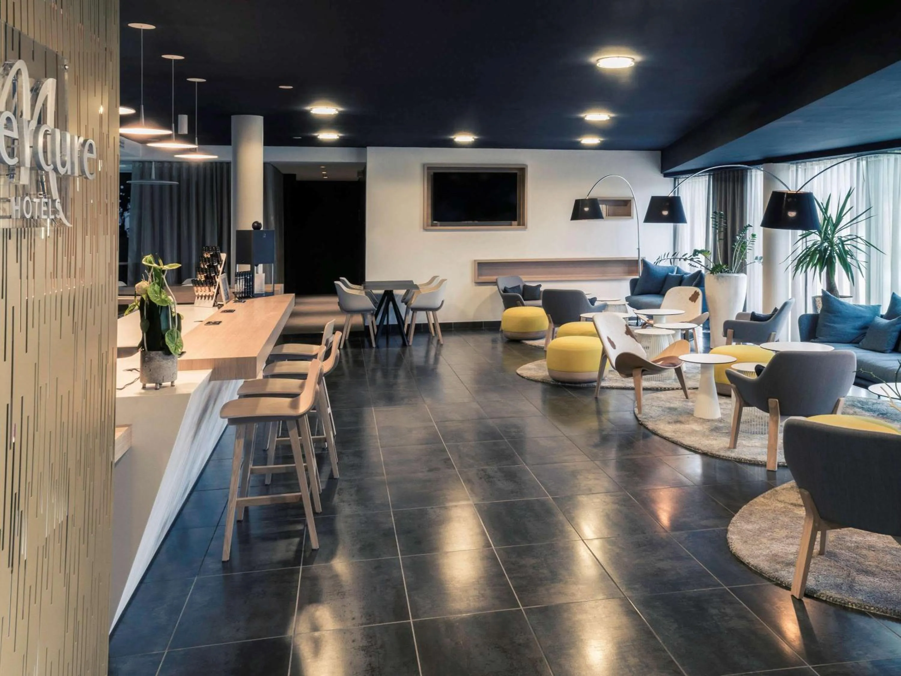 Lounge or bar in Hôtel Mercure Nantes Ouest Saint-Herblain Zenith