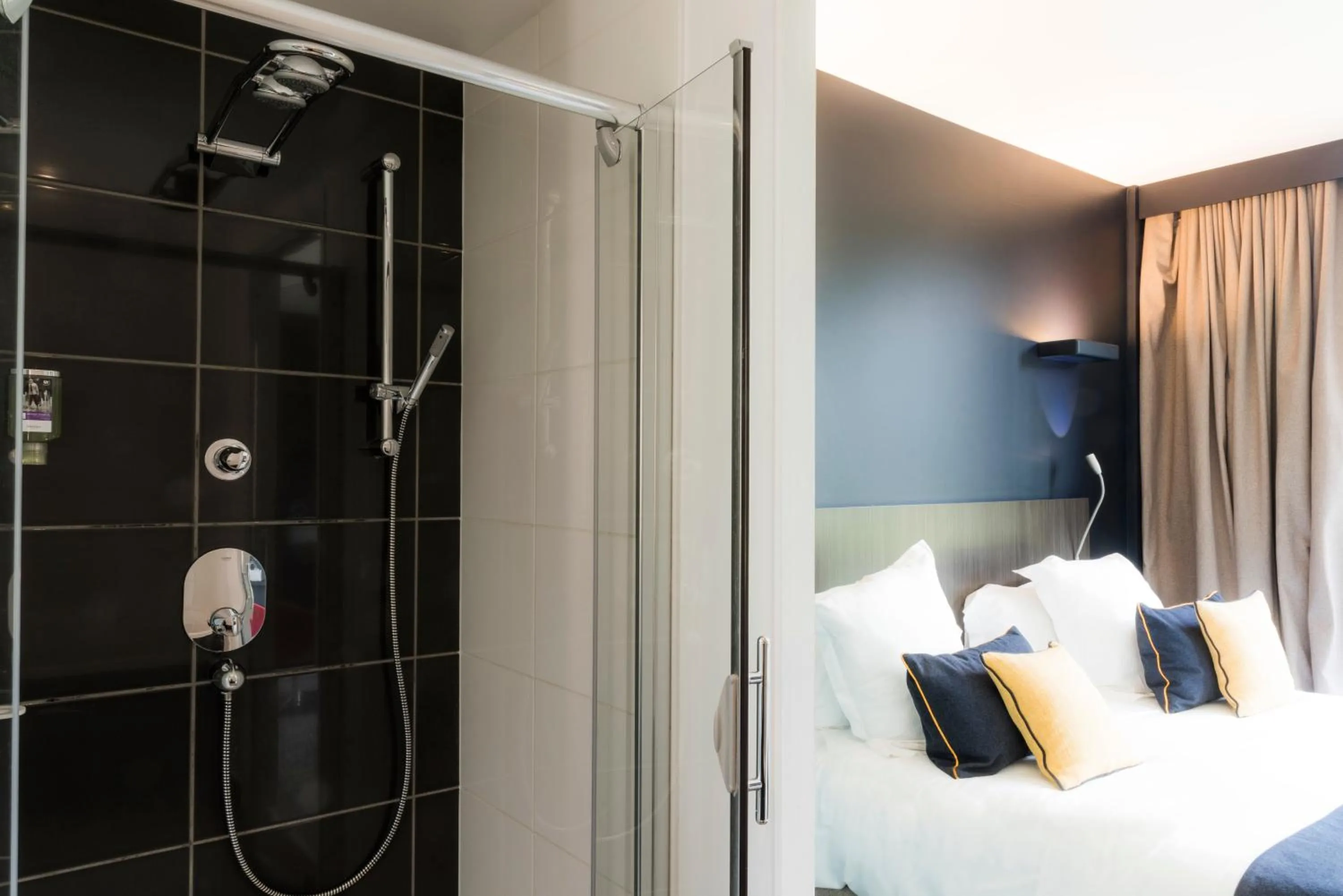 Bathroom, Bed in Hôtel Mercure Nantes Ouest Saint-Herblain Zenith