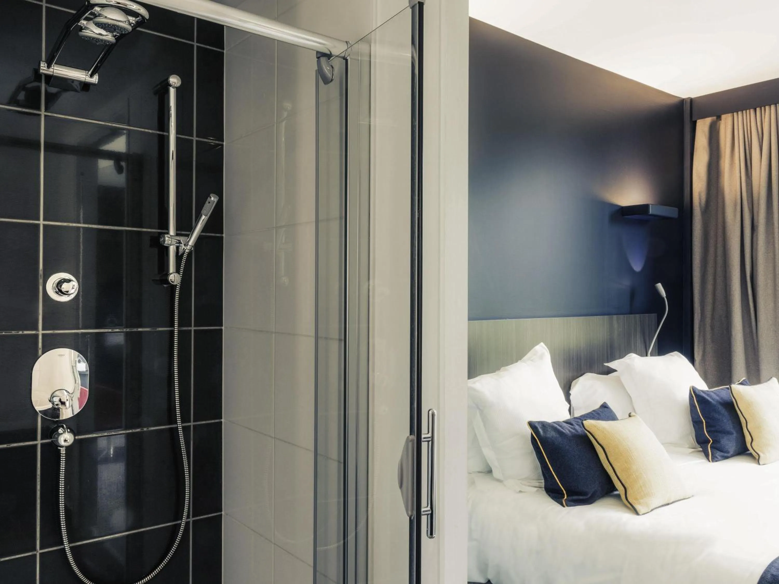 Bedroom, Bed in Hôtel Mercure Nantes Ouest Saint-Herblain Zenith