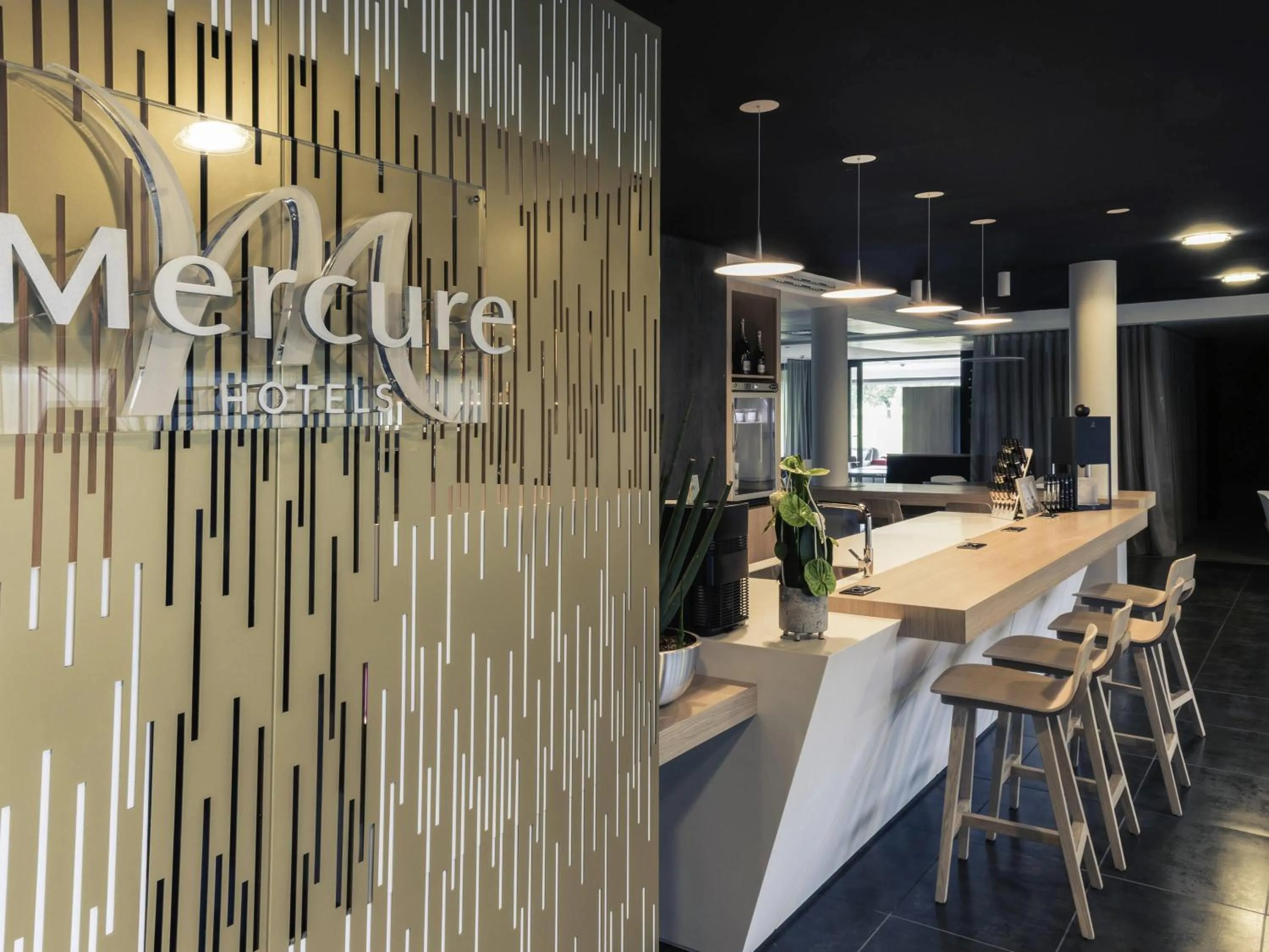 Lounge or bar in Hôtel Mercure Nantes Ouest Saint-Herblain Zenith