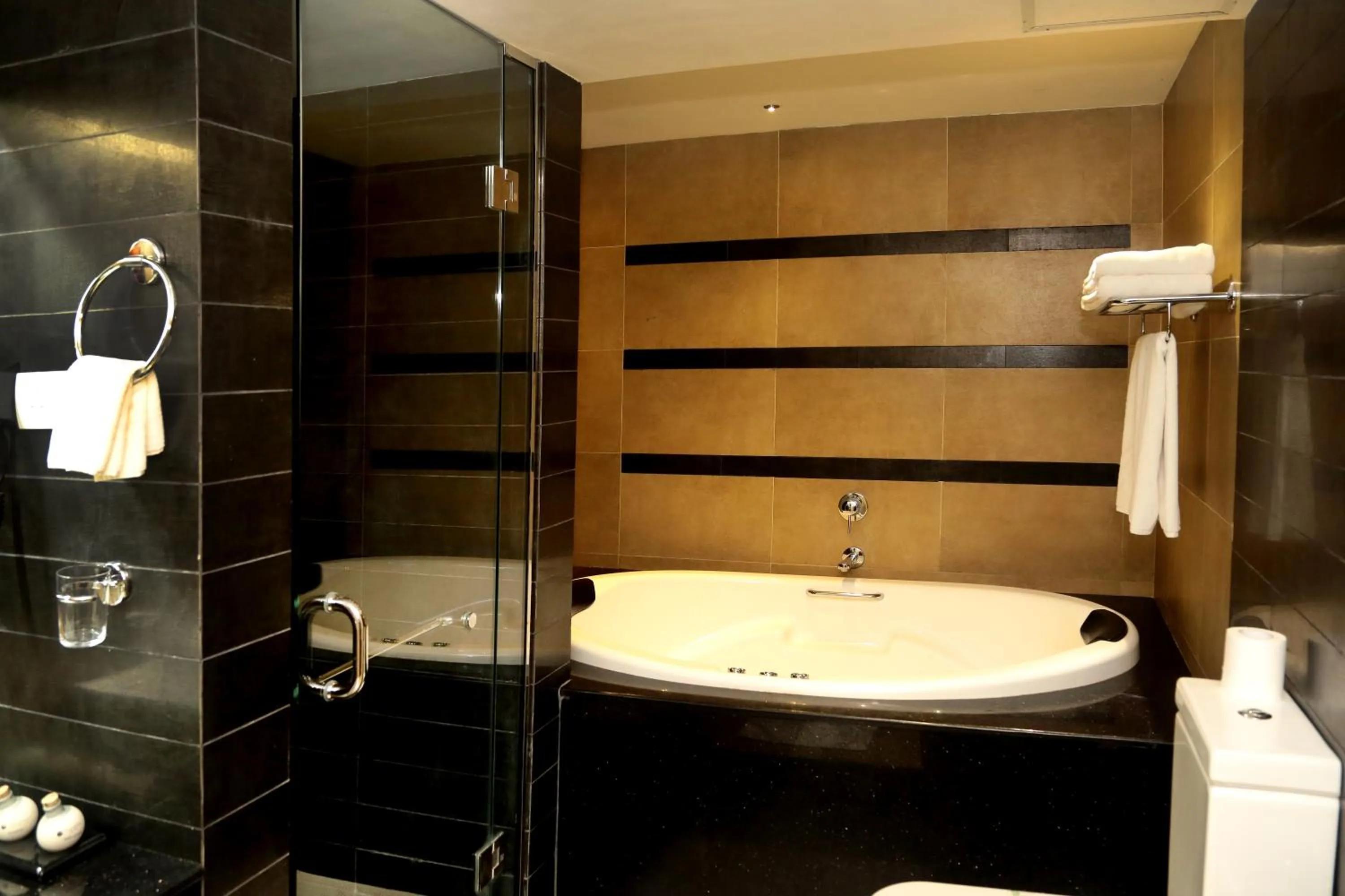 Bathroom in Grand Udawalawe Safari Resort