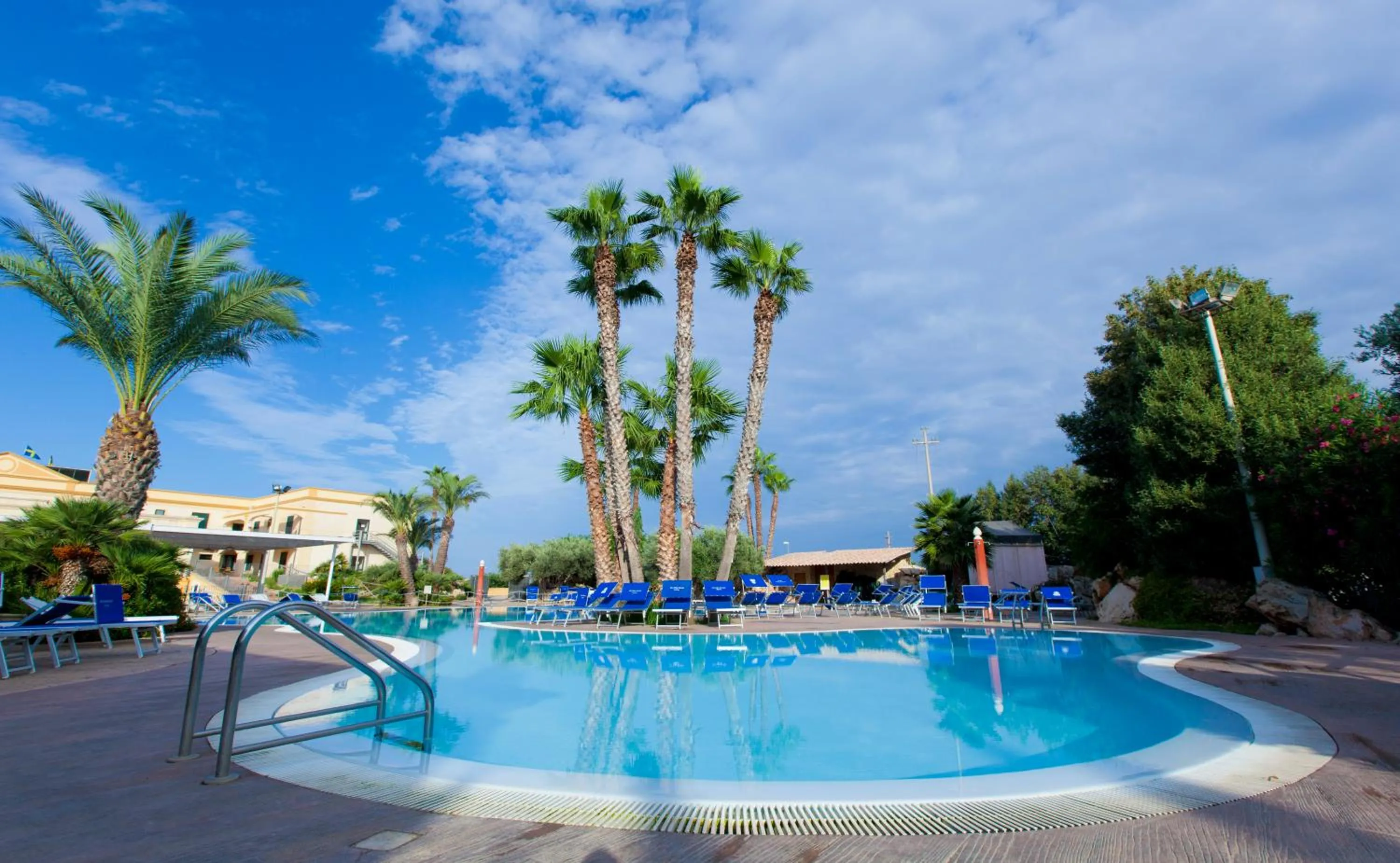 Swimming pool in Delfino Beach - CDSHotels