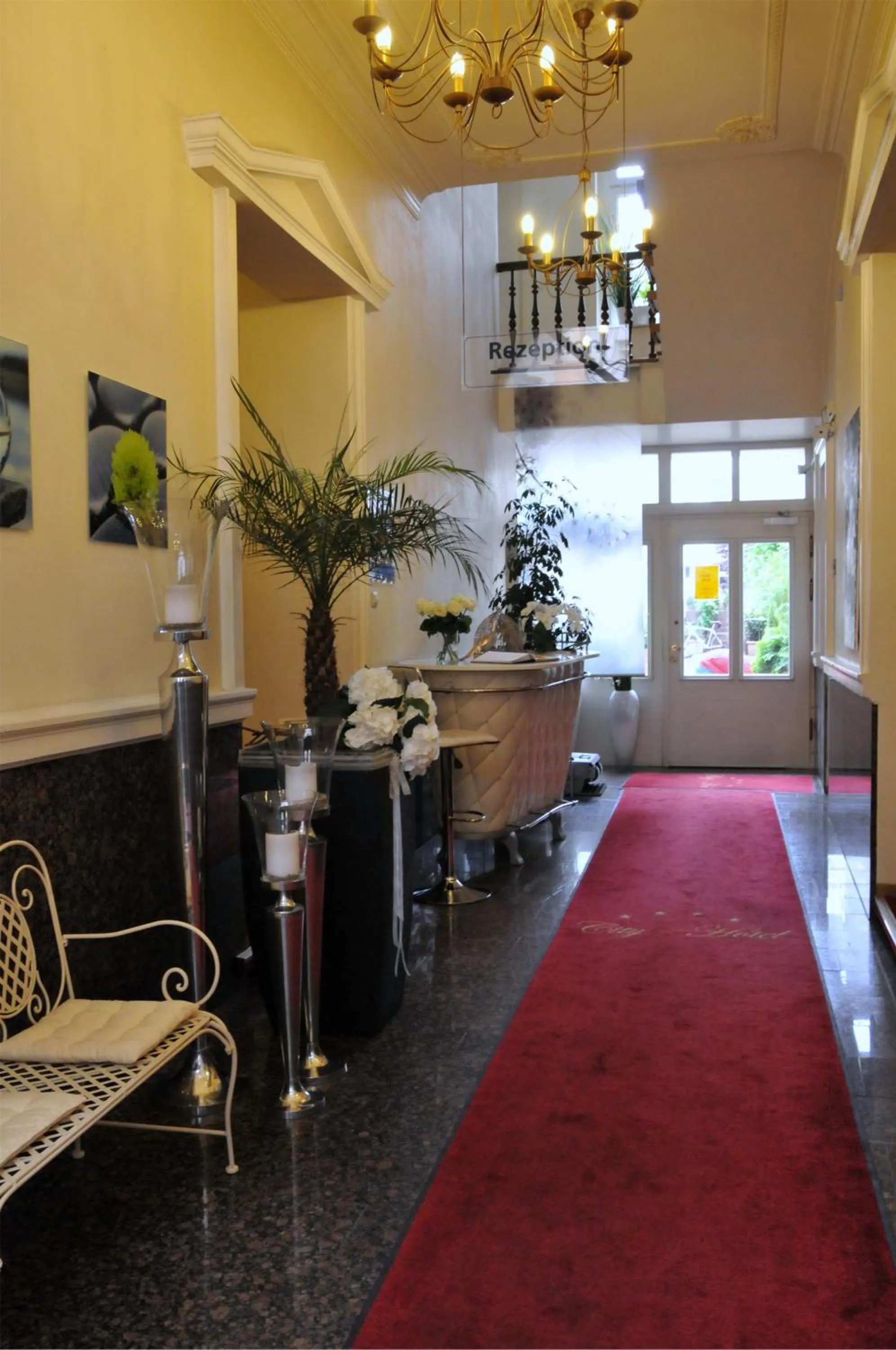 Lobby or reception in City-Hotel Am Wasserturm Halle