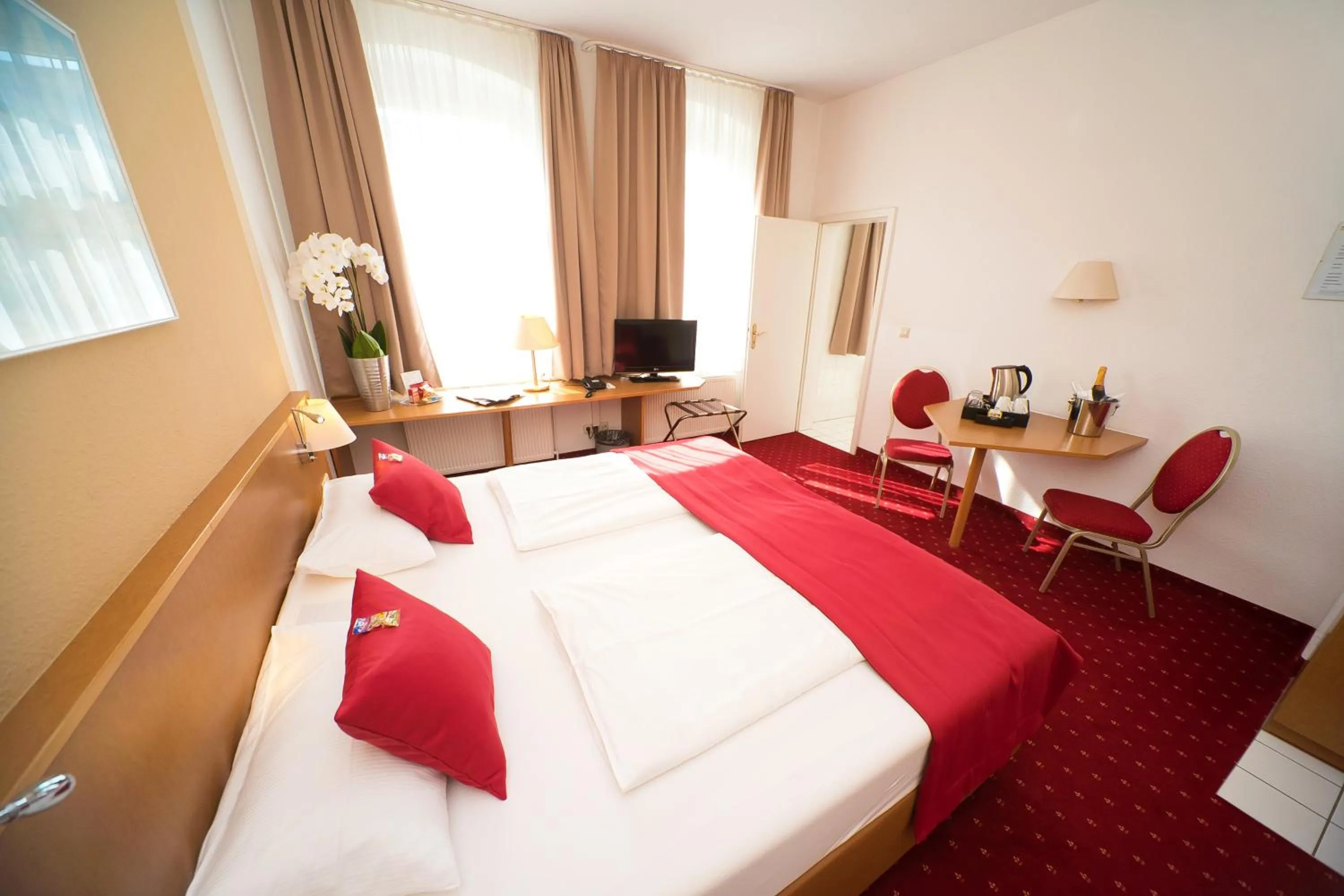 Photo of the whole room, Bed in City-Hotel Am Wasserturm Halle