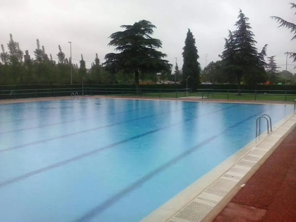 Swimming pool in B&B Puente de Órbigo