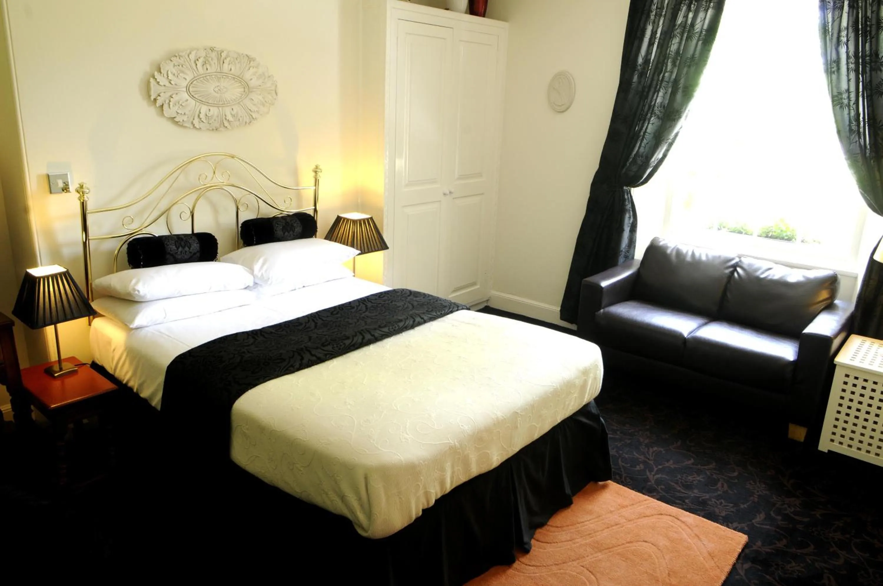 Bedroom, Bed in The Globe Inn