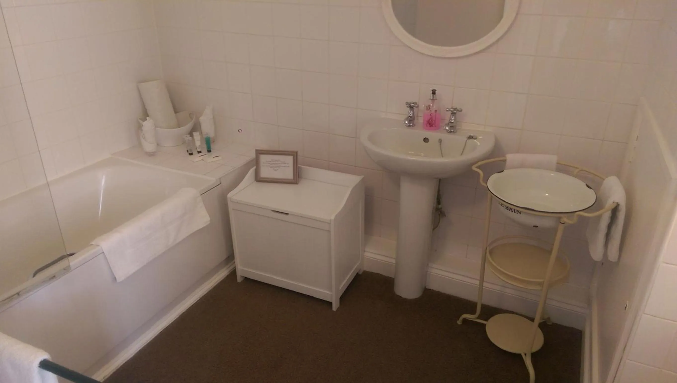 Bathroom in The Globe Inn