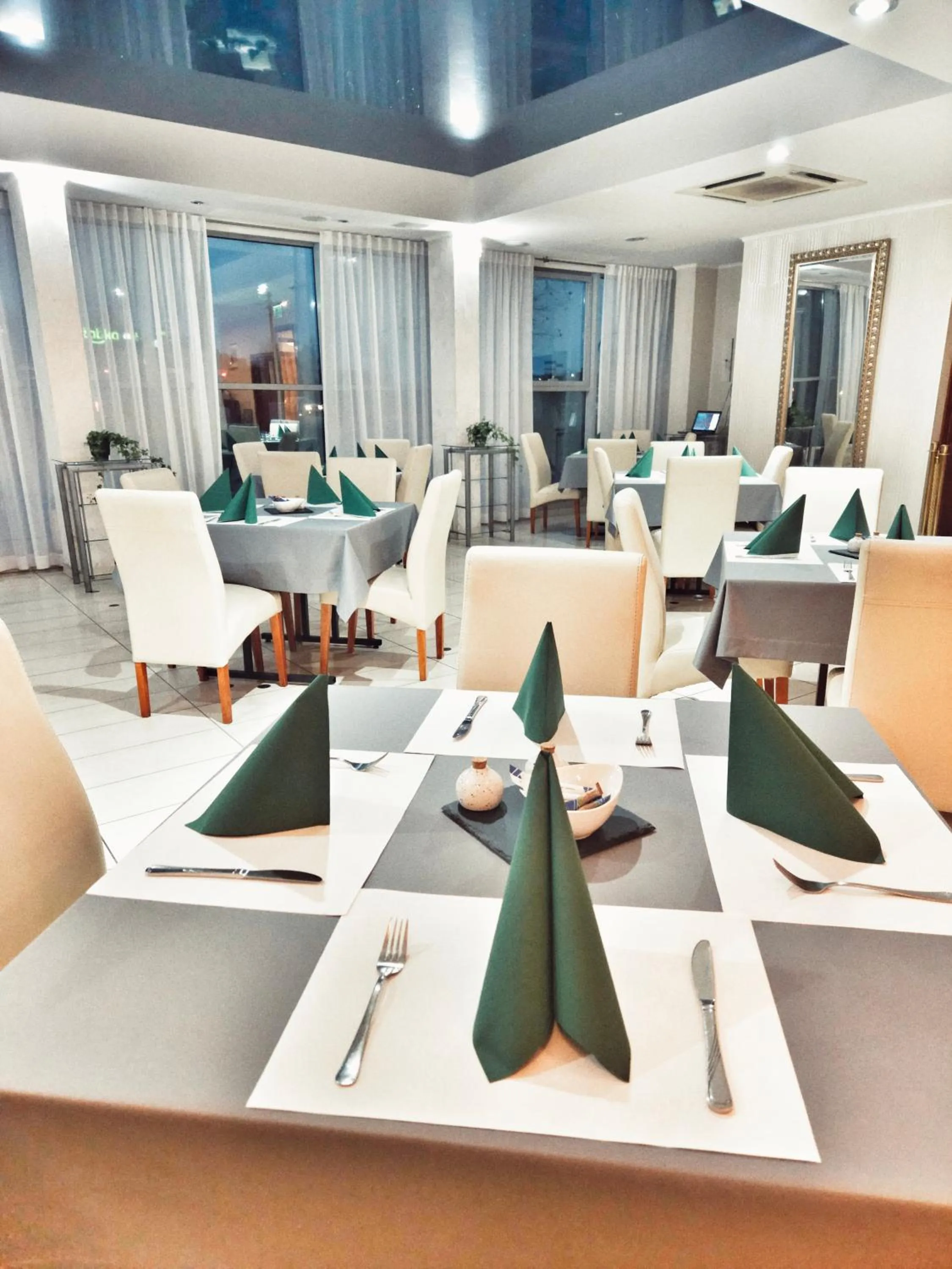 Restaurant/places to eat in Hotel i Restauracja w Luboniu