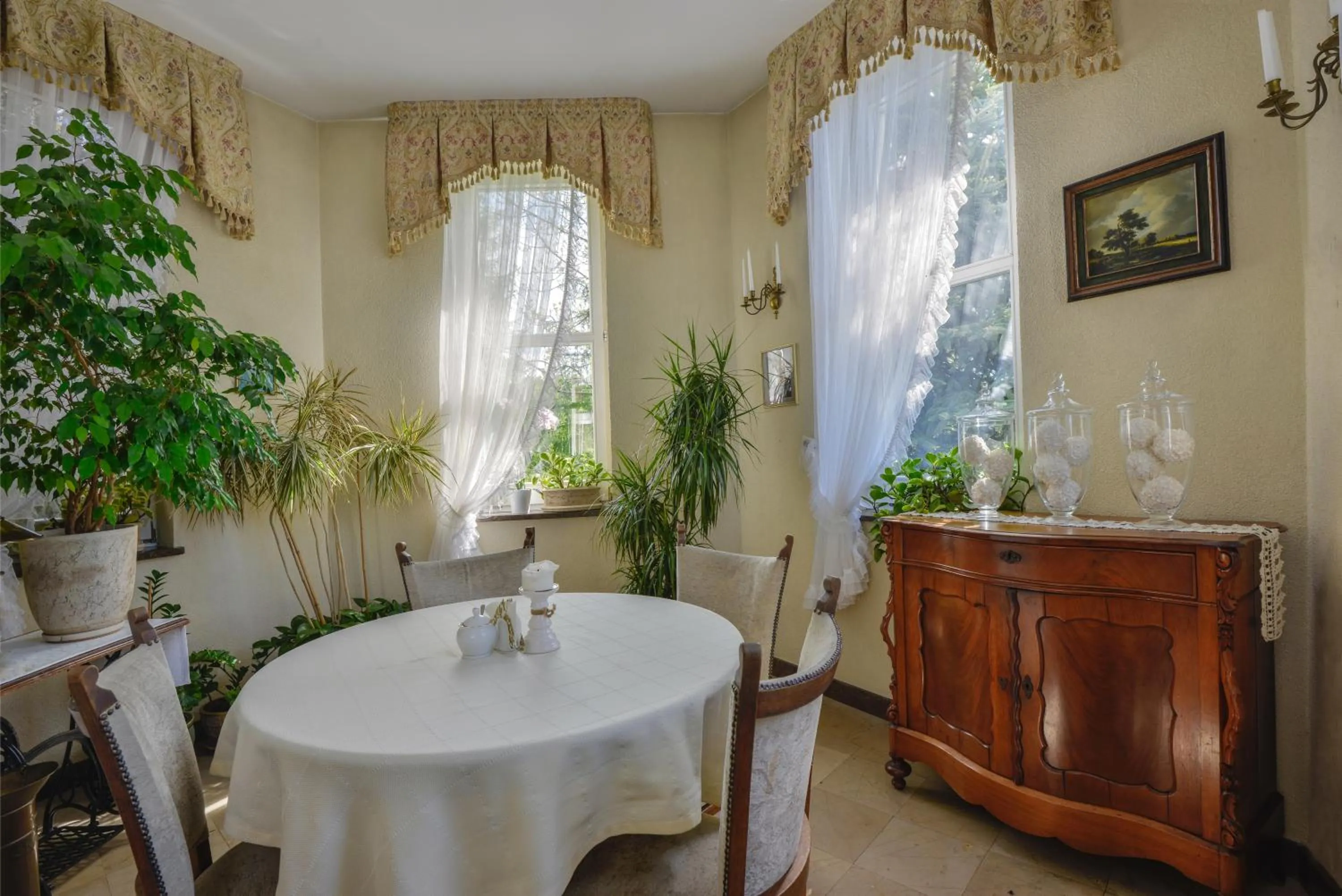 Restaurant/places to eat in Hotel Mateo