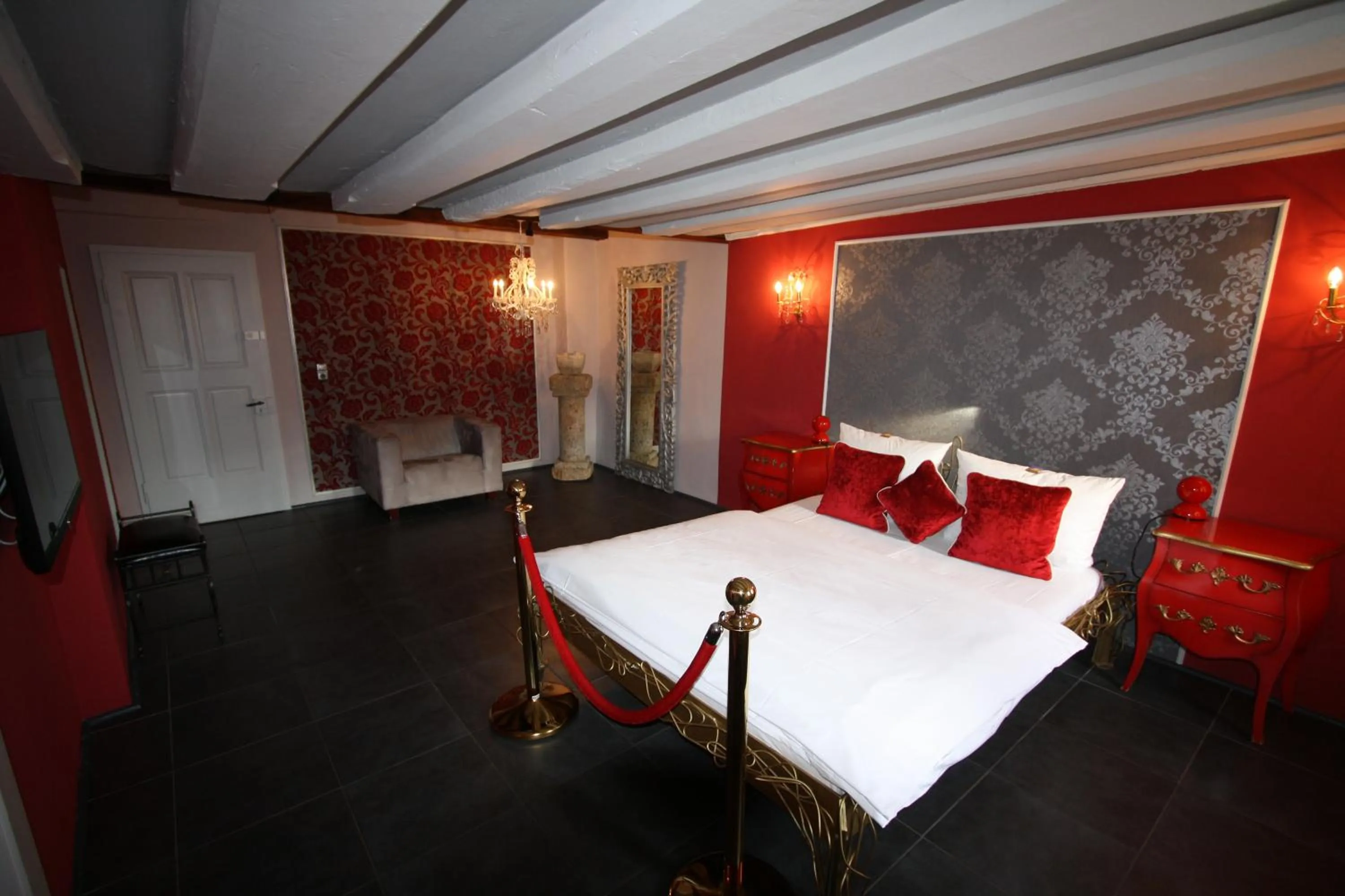 Photo of the whole room, Bed in Elements Hotel