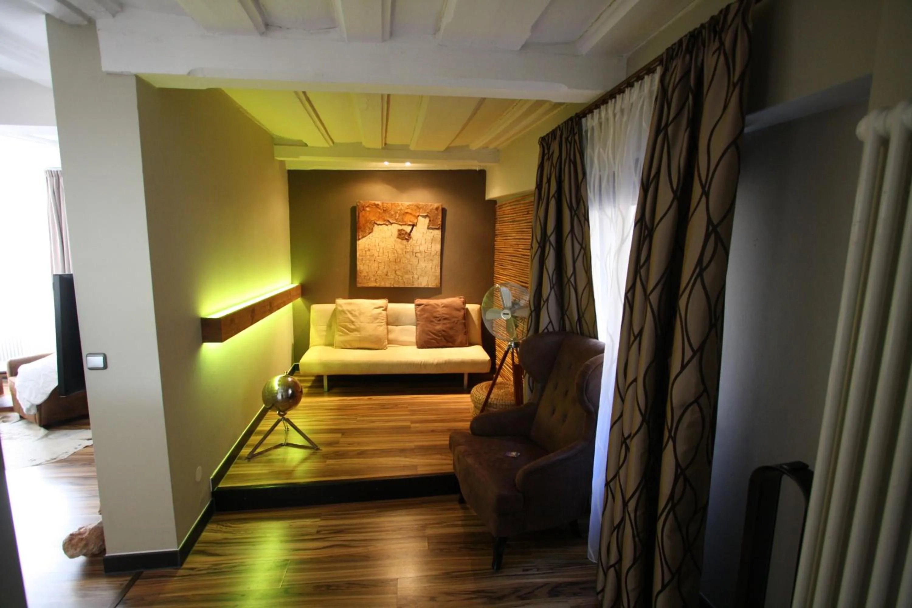 Seating area, Bed in Elements Hotel