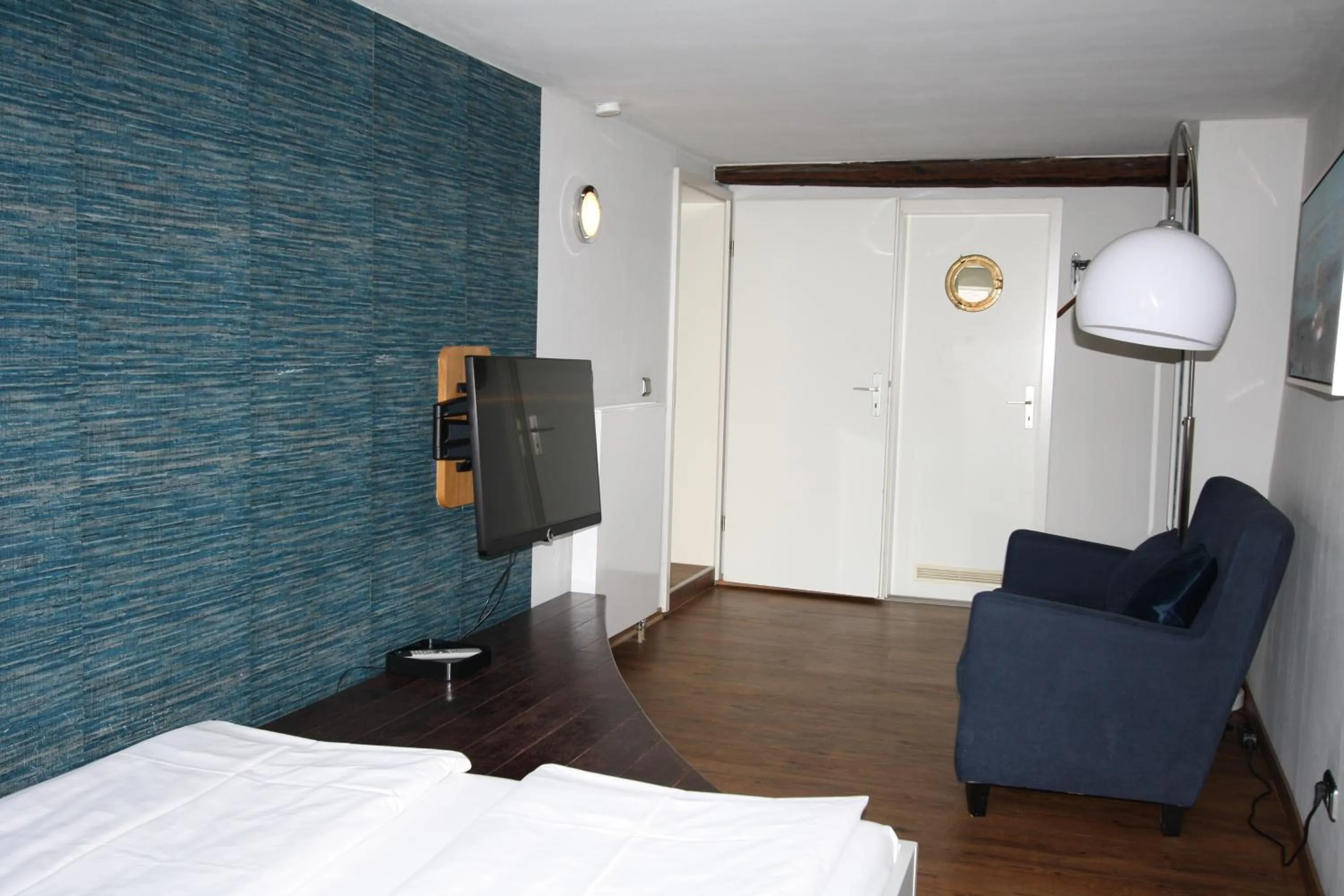 Photo of the whole room, Bed in Elements Hotel