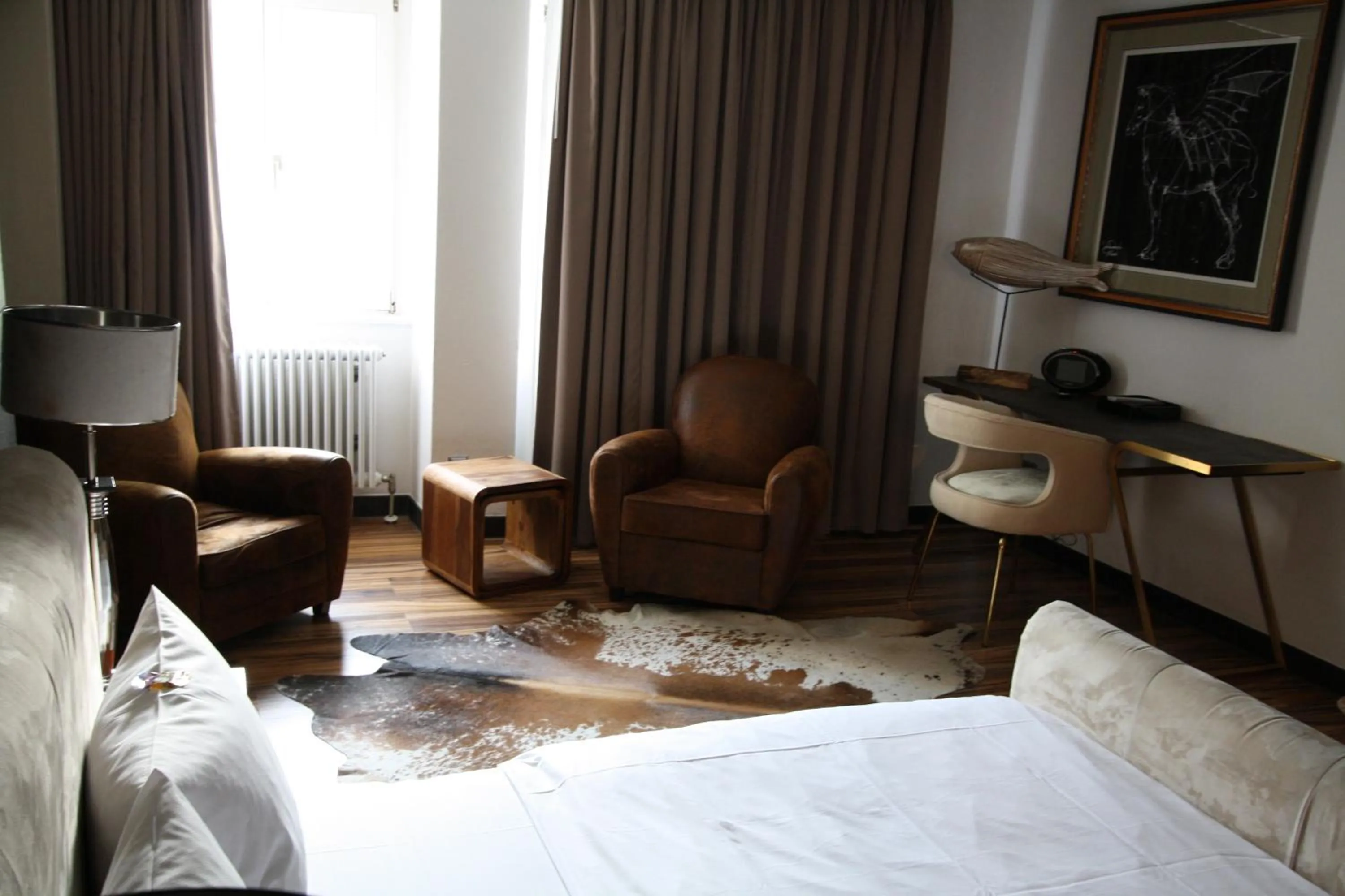 Seating area, Bed in Elements Hotel