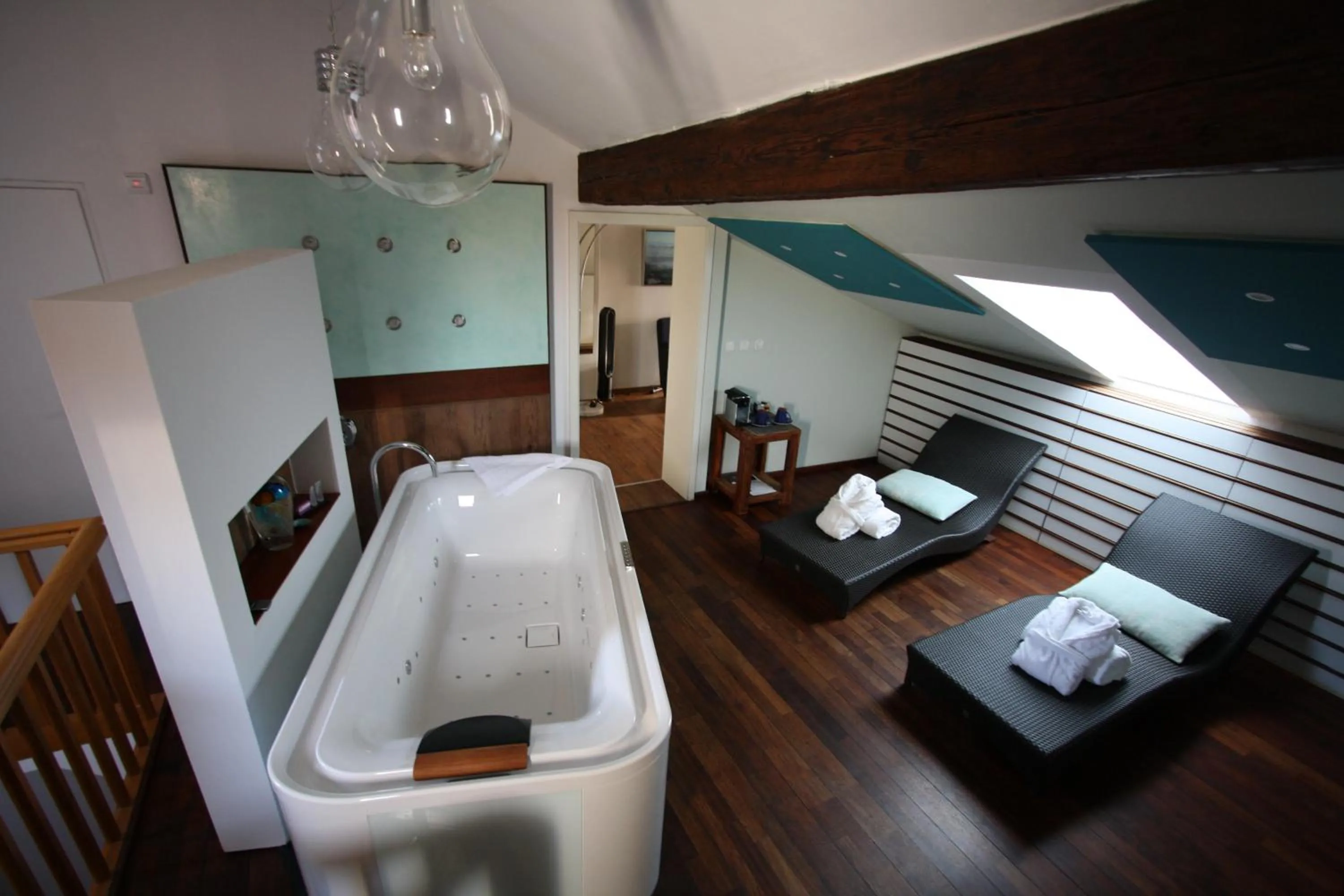 Hot Tub, Bed in Elements Hotel