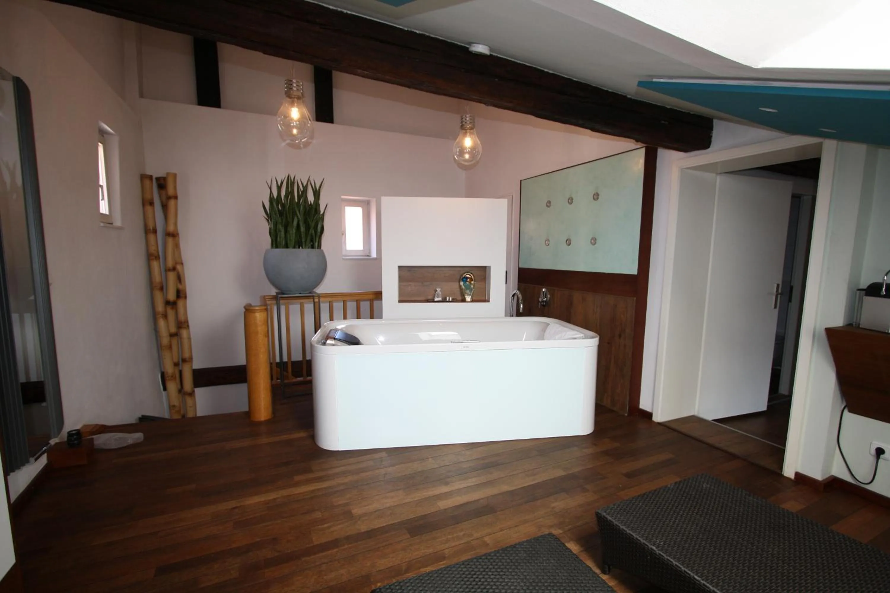 Hot Tub, Bed in Elements Hotel